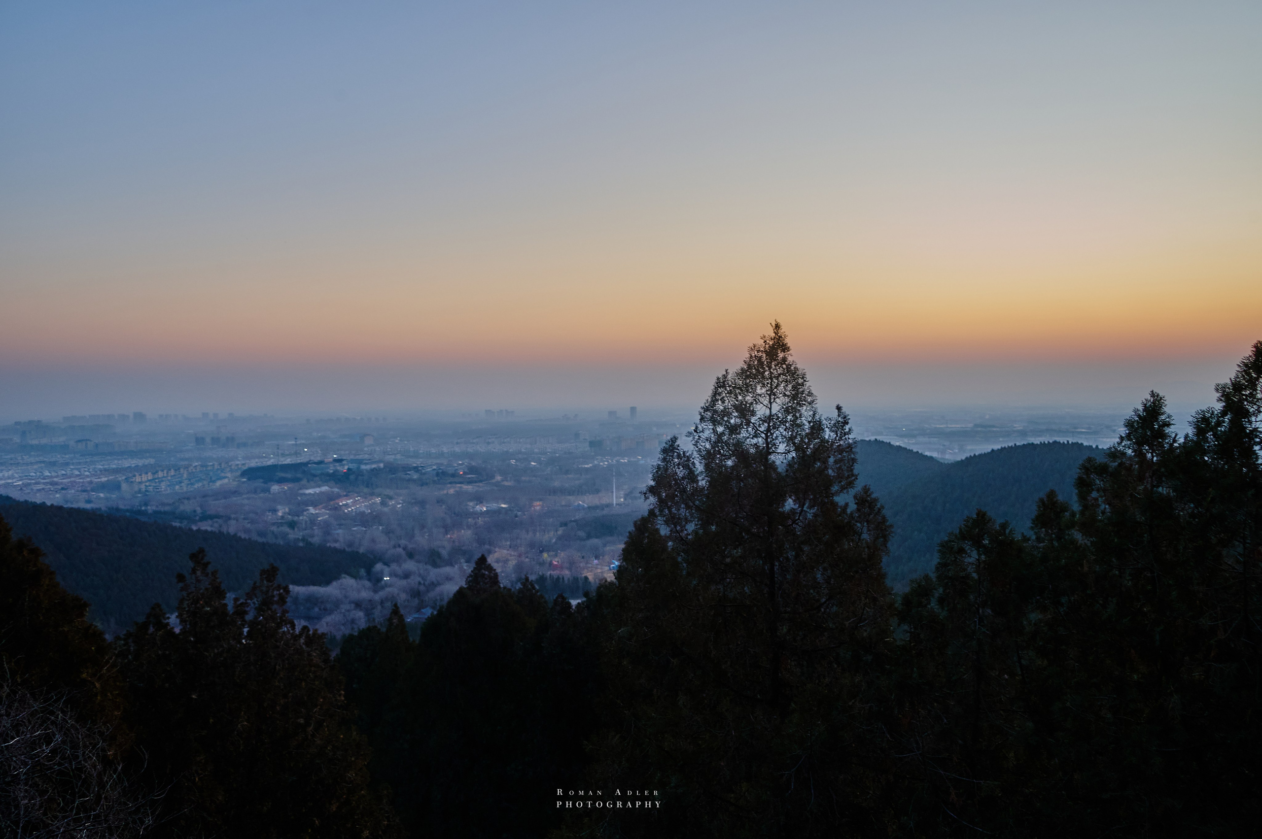 Рассвет на храмовой горе Юнмень. Цинчжоу. Фотограф Роман Адлер
