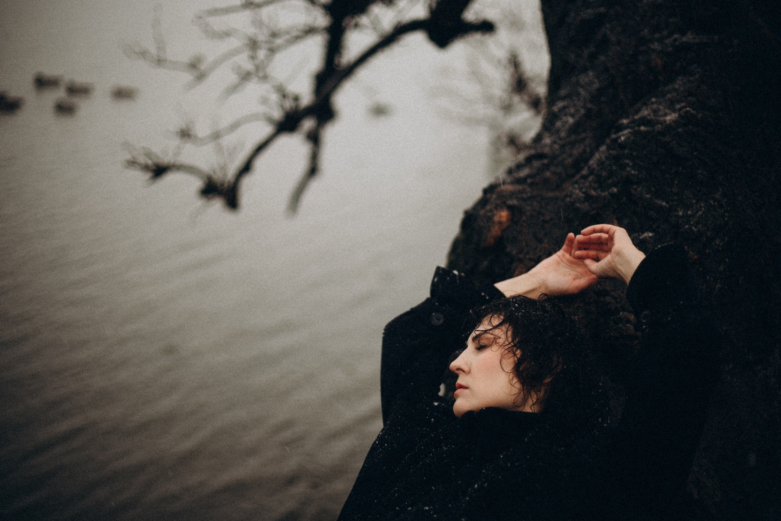 Женская фотосъёмка: индивидуальный подход, профессиональный свет, внимание к деталям. Красивые портреты, нежные эмоции, уверенность в кадре. Фотограф в Краснодаре, студийные и уличные фотосессии, ретушь снимков.