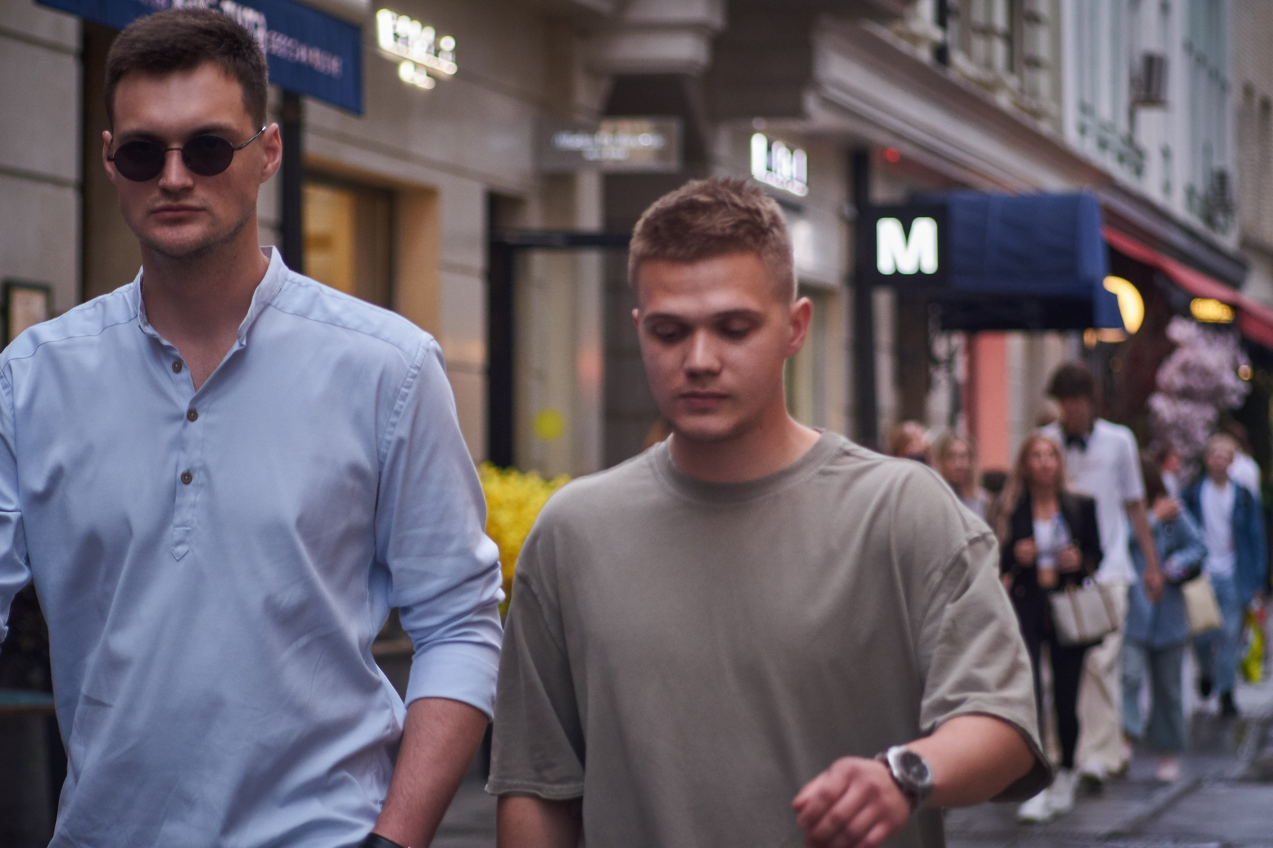 Уличный мужской групповой портрет "Идущие к цели!" - фотограф Виталий Дени