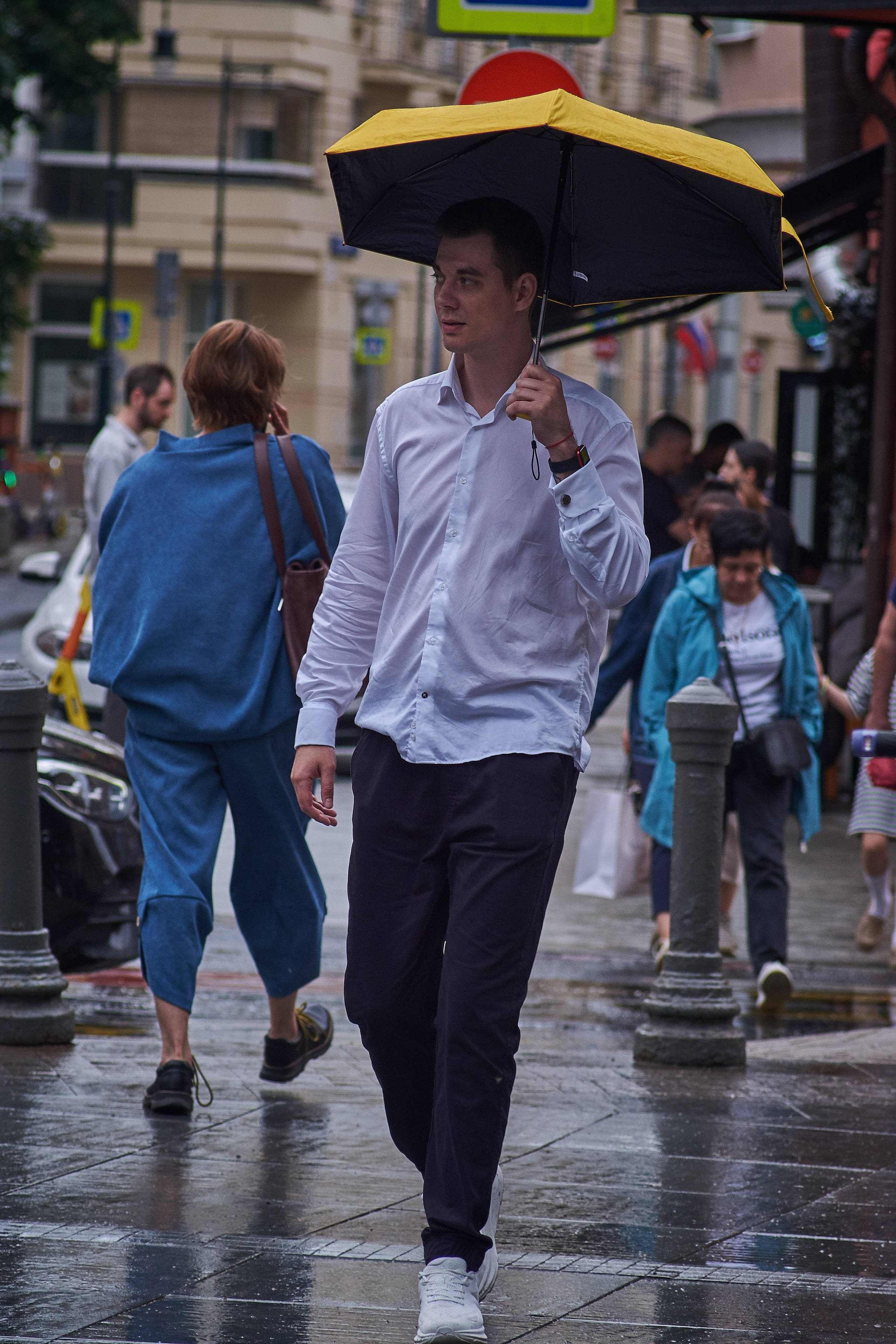 "Уличный портрет молодого человека под зонтиком" - фотограф Виталий Дени