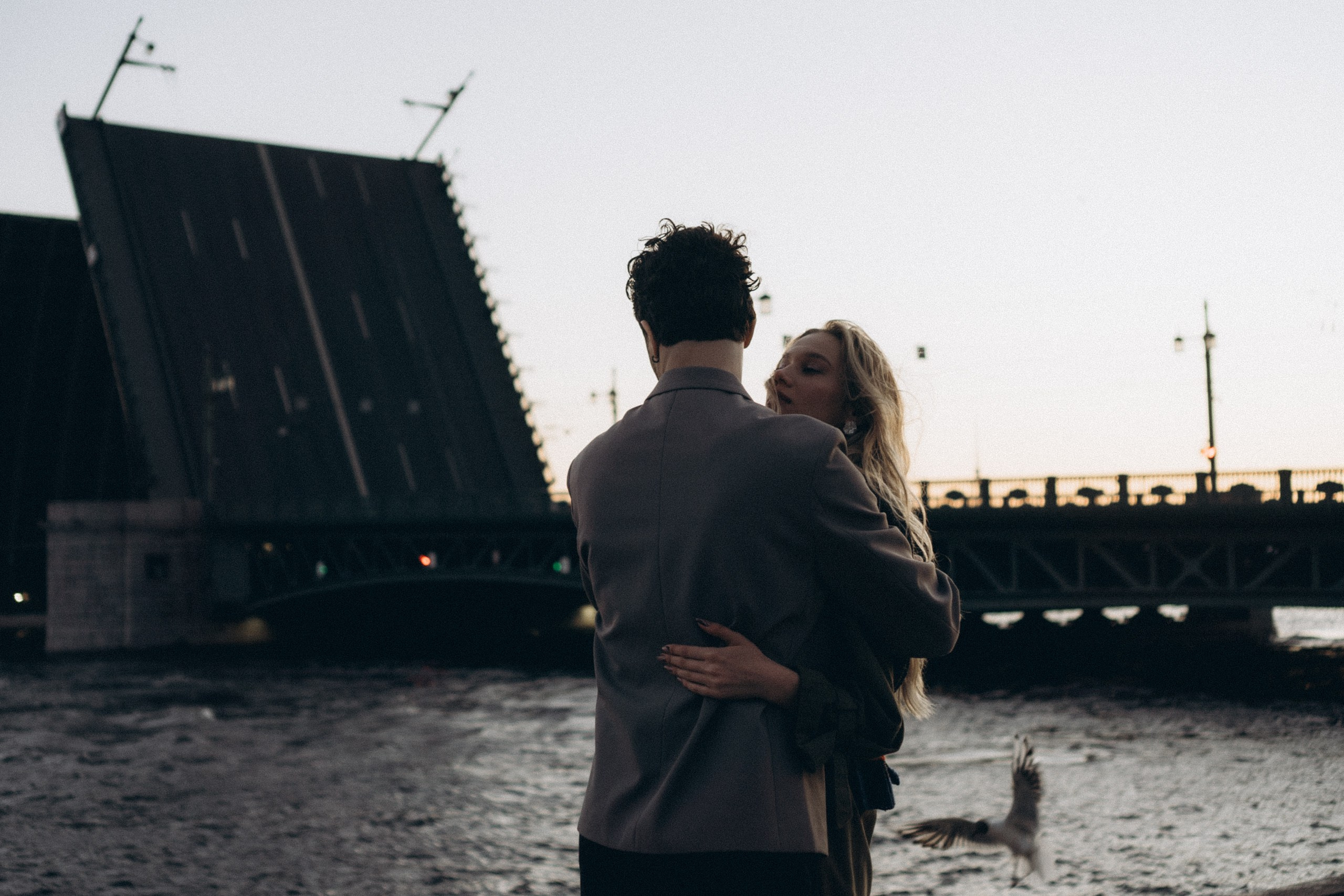 СВАДЕБНАЯ СЬЕМКА ПАРЫ НА РАССВЕТЕ В БЕЛЫЕ НОЧИ И ПРОГУЛКА С РАЗВОДНЫМИ МОСТАМИ И ПИКНИК ВОЗЛЕ ИСАКИЕВСКОГО СОБОРА. Профессиональный фотограф, Санкт-Петербург — Виктория Богомолова