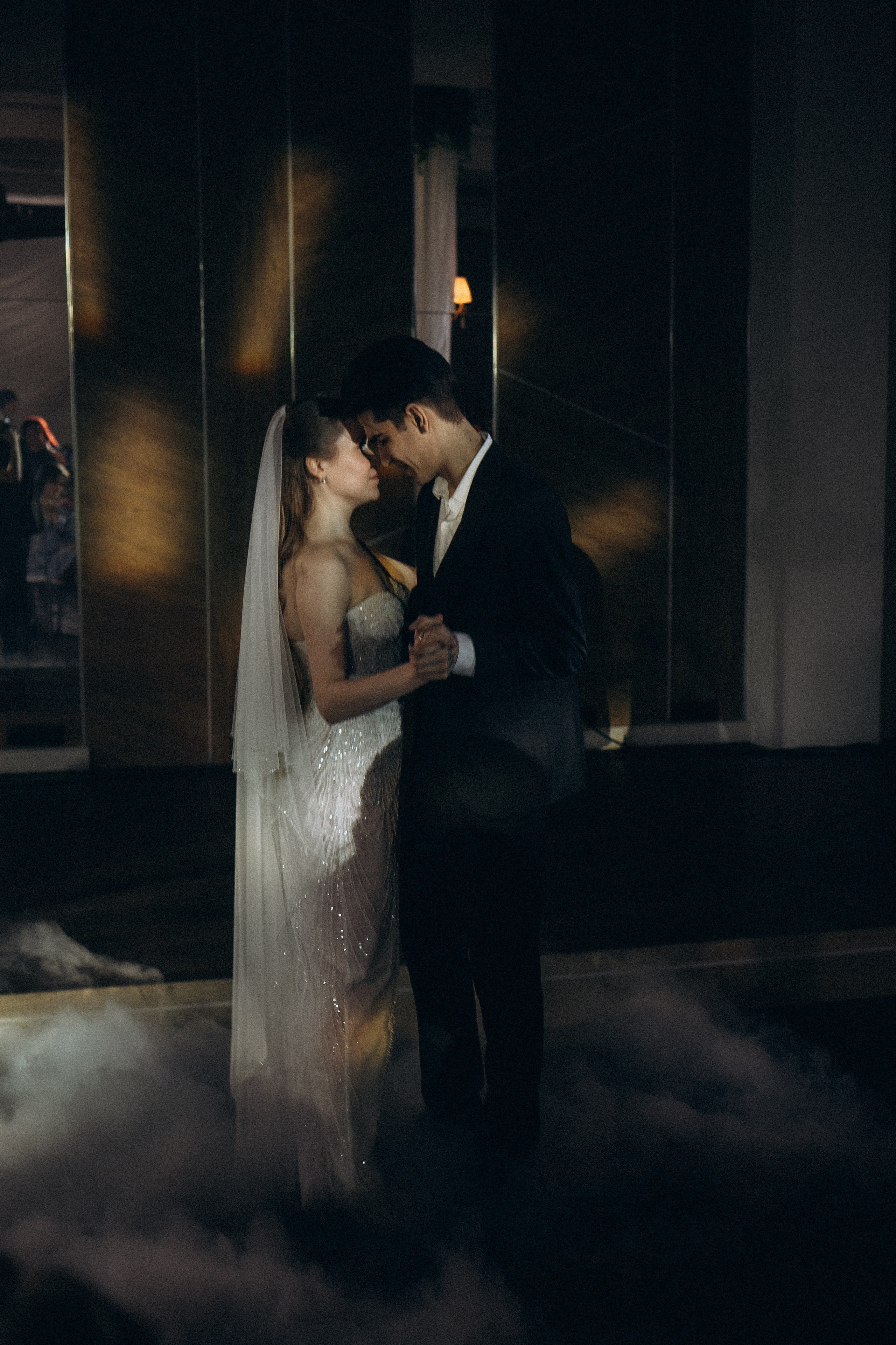 ПЕРВЫЙ ТАНЕЦ МОЛОДЫХ НА БАНКЕТЕ. ТРОГАТЕЛЬНЫЙ МОМЕНТ (СНЯТО В СИБИРЕ В НИЖНЕВАРТОВСКЕ). Профессиональный фотограф, Санкт-Петербург — Виктория Богомолова