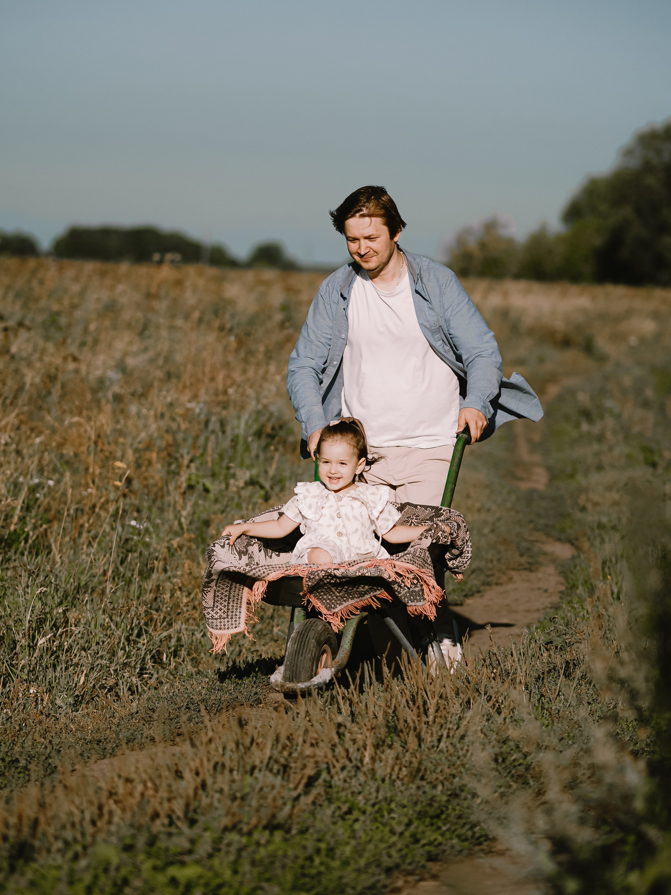 Гоняться по полю на тачке с мамой и папой. Обижаться. Смеяться. Фотограф Рязань. Семейный Свадебный фотограф