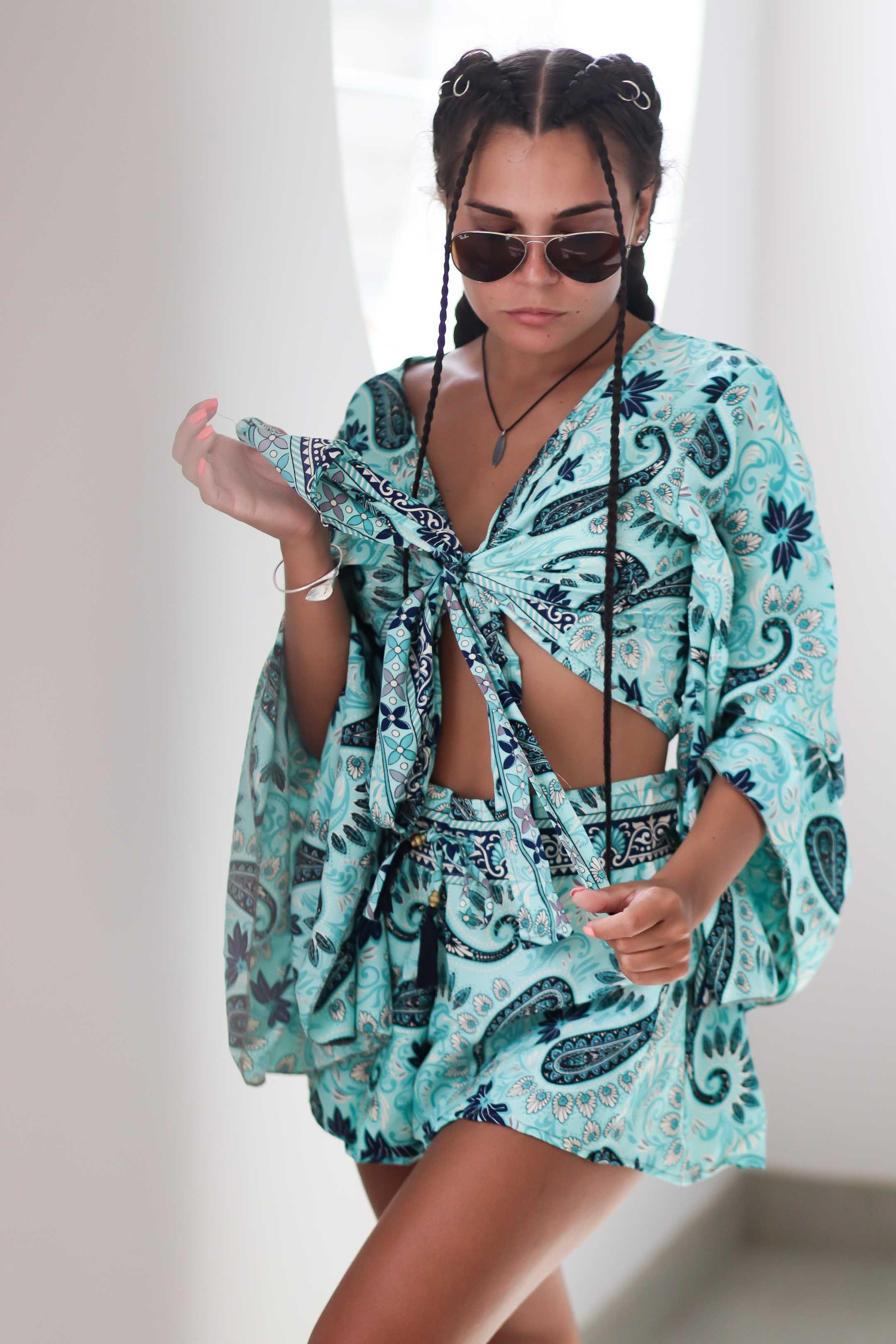 Коллекция купальников бикини. Фотограф на Шри-Ланке