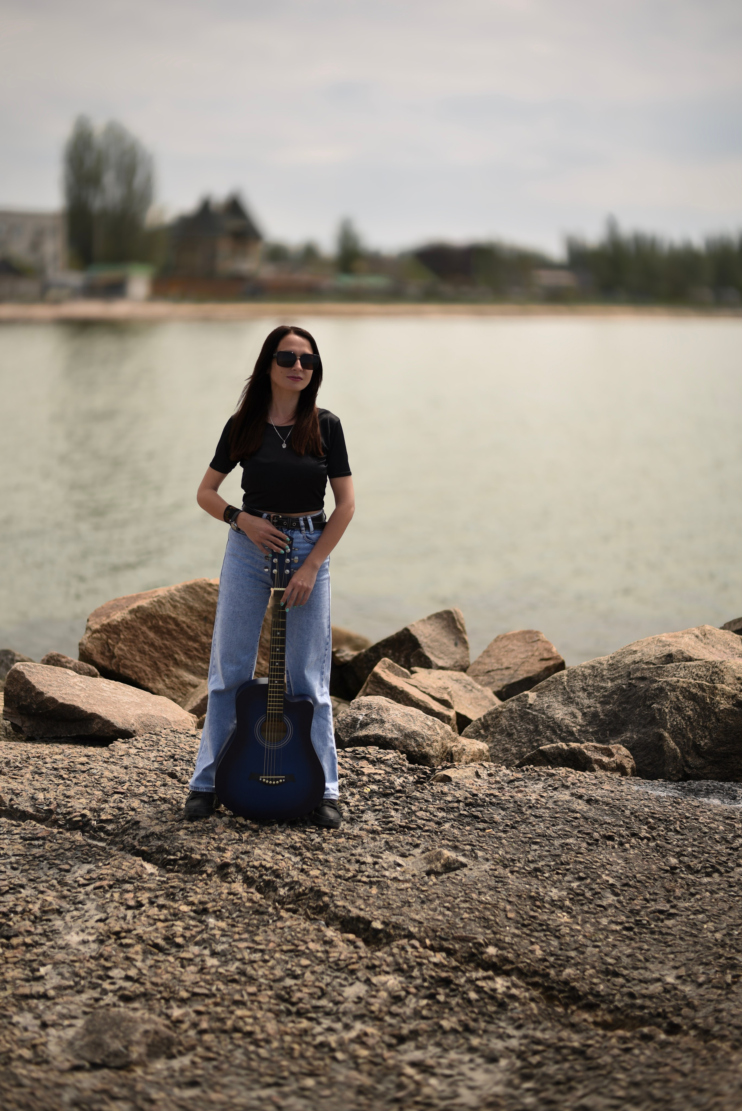 Девушка с гитарой. Главная