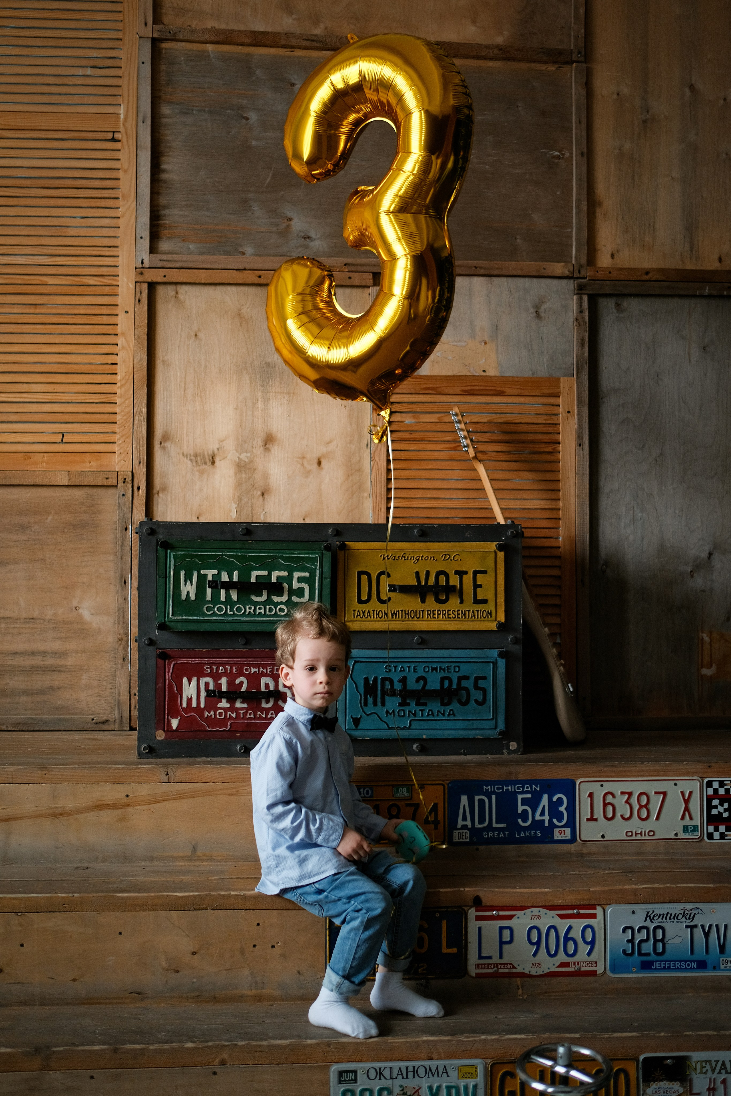 Мальчик с надувной цифрой 3. День рождения в студии.