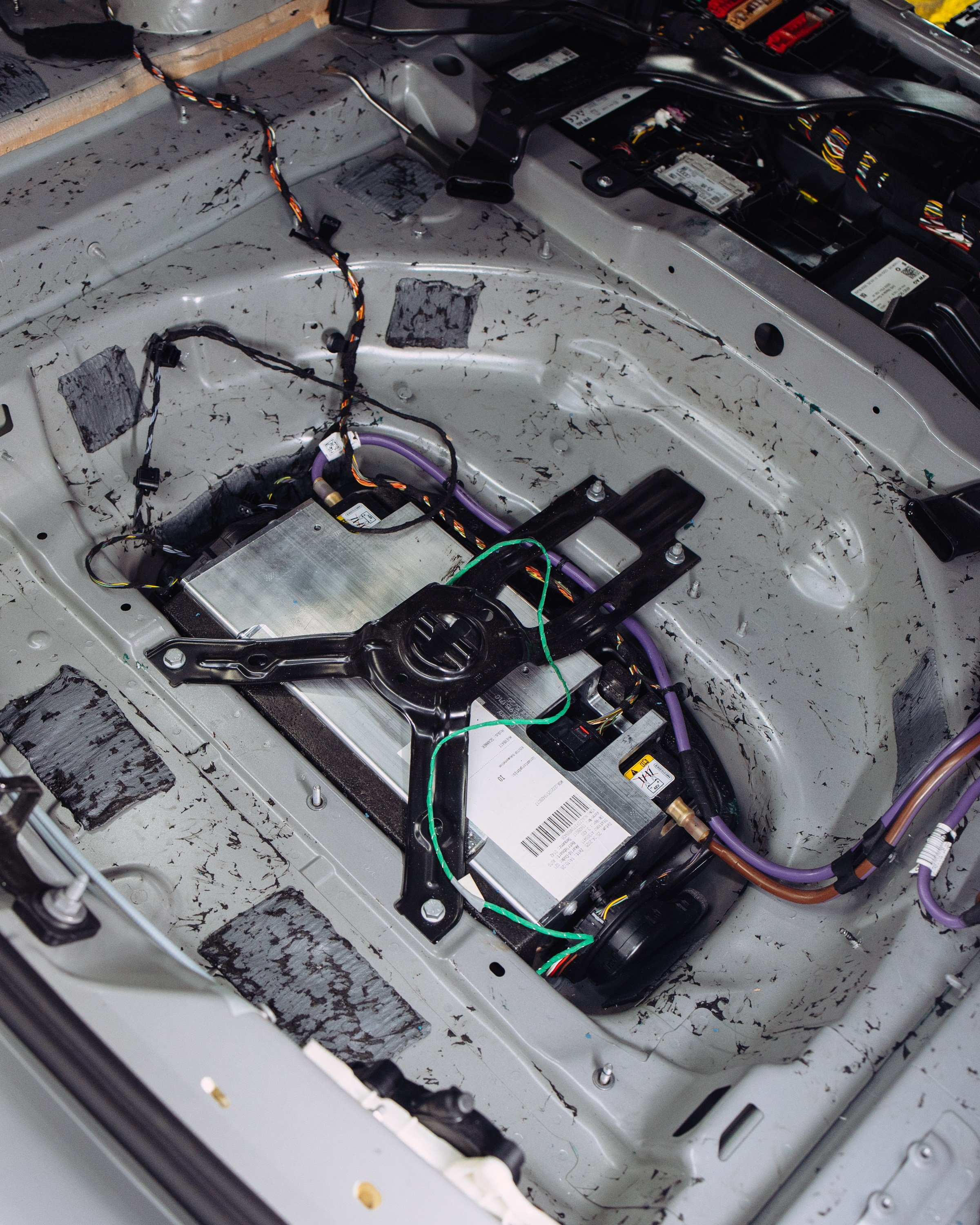 Audi RS6 снятие старой шумоизоляции и нанесение новой. DeLorein