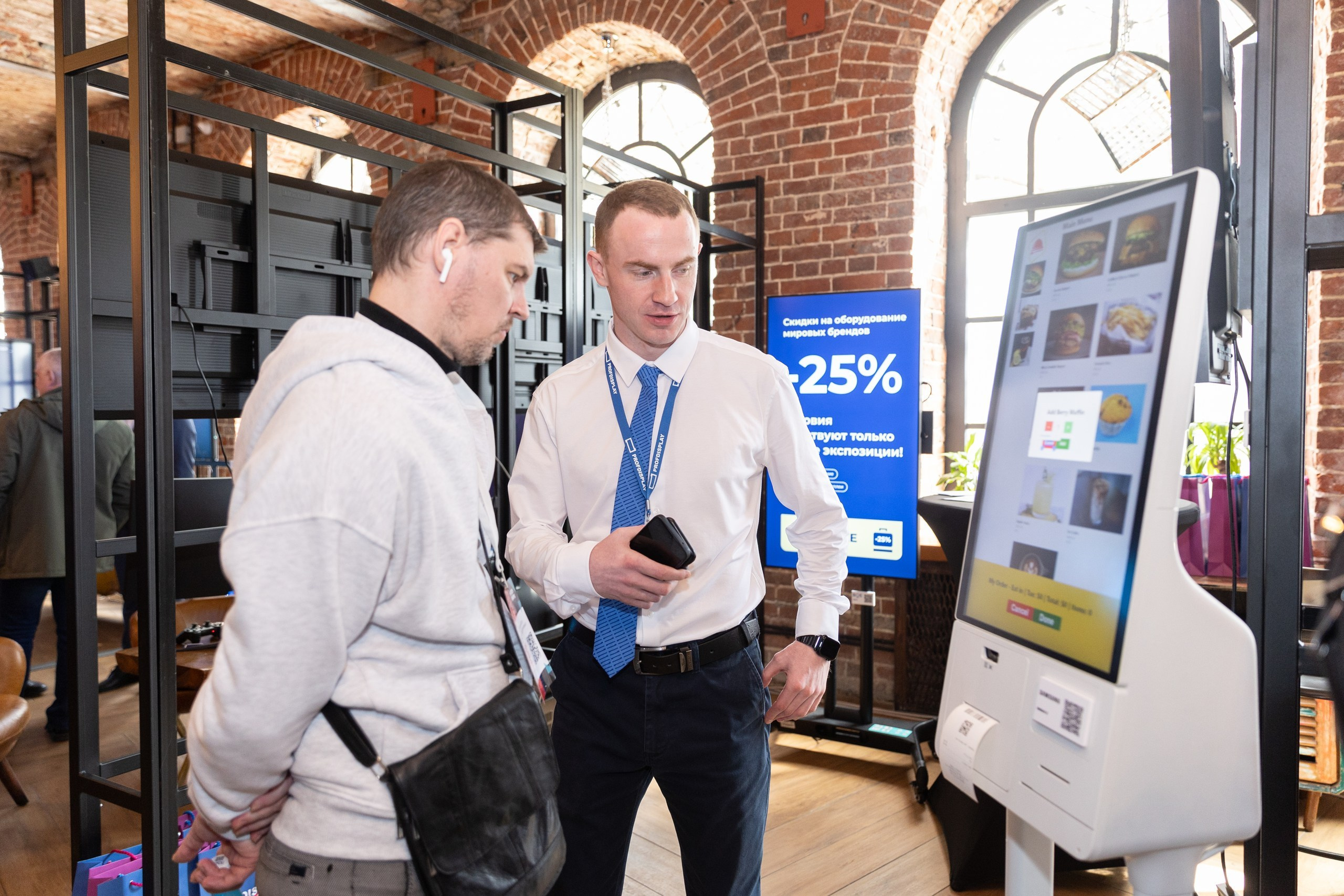 Hi-Tech Building 2025. Свадебный и семейный фотограф