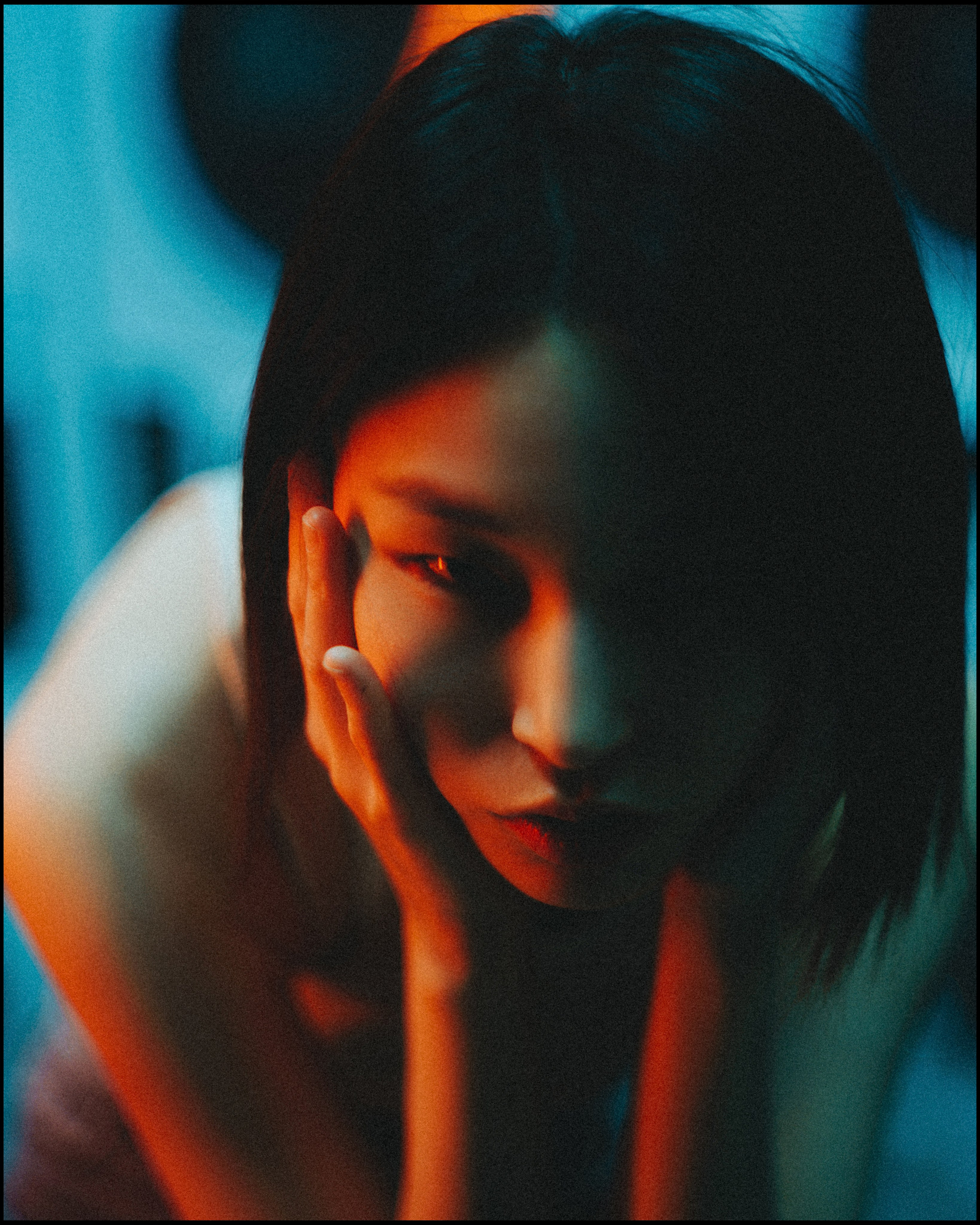 Киношная фотосессия в необычной локации с цветным светом