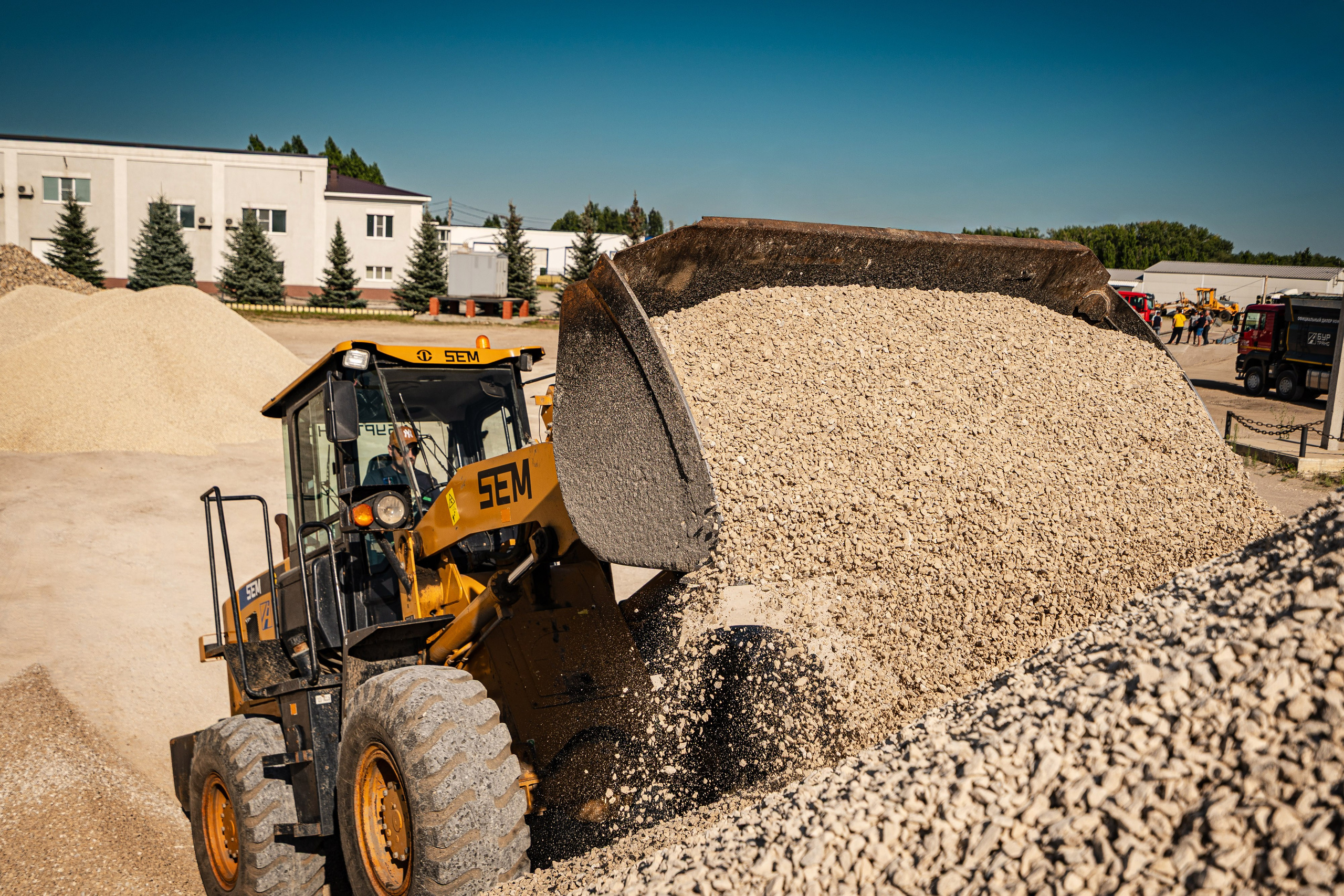Крупный план погрузчик в карьере
