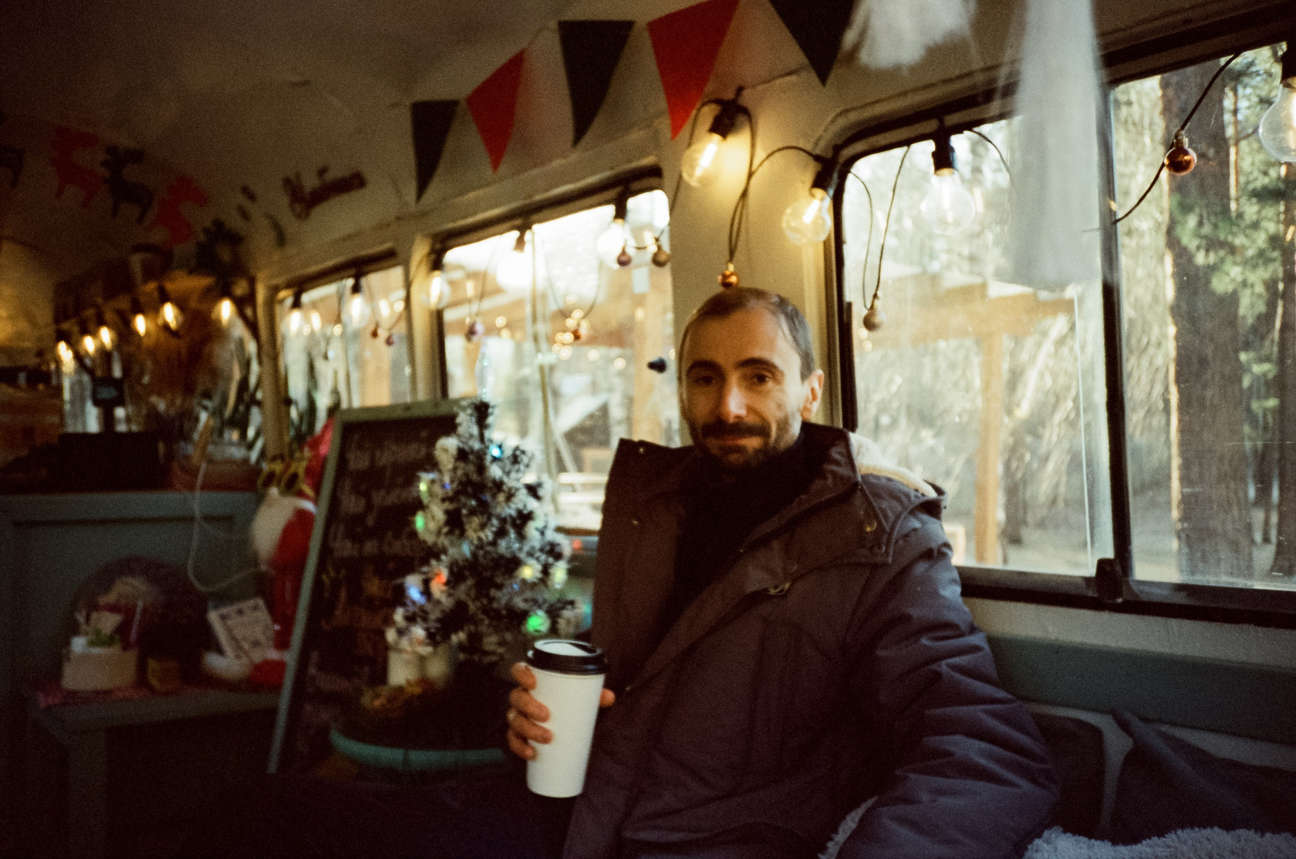 Утро в Манжероке и кафе-автобус Coffee Bus на Чемальском тракте. Фотограф-документалист Мария Осокина