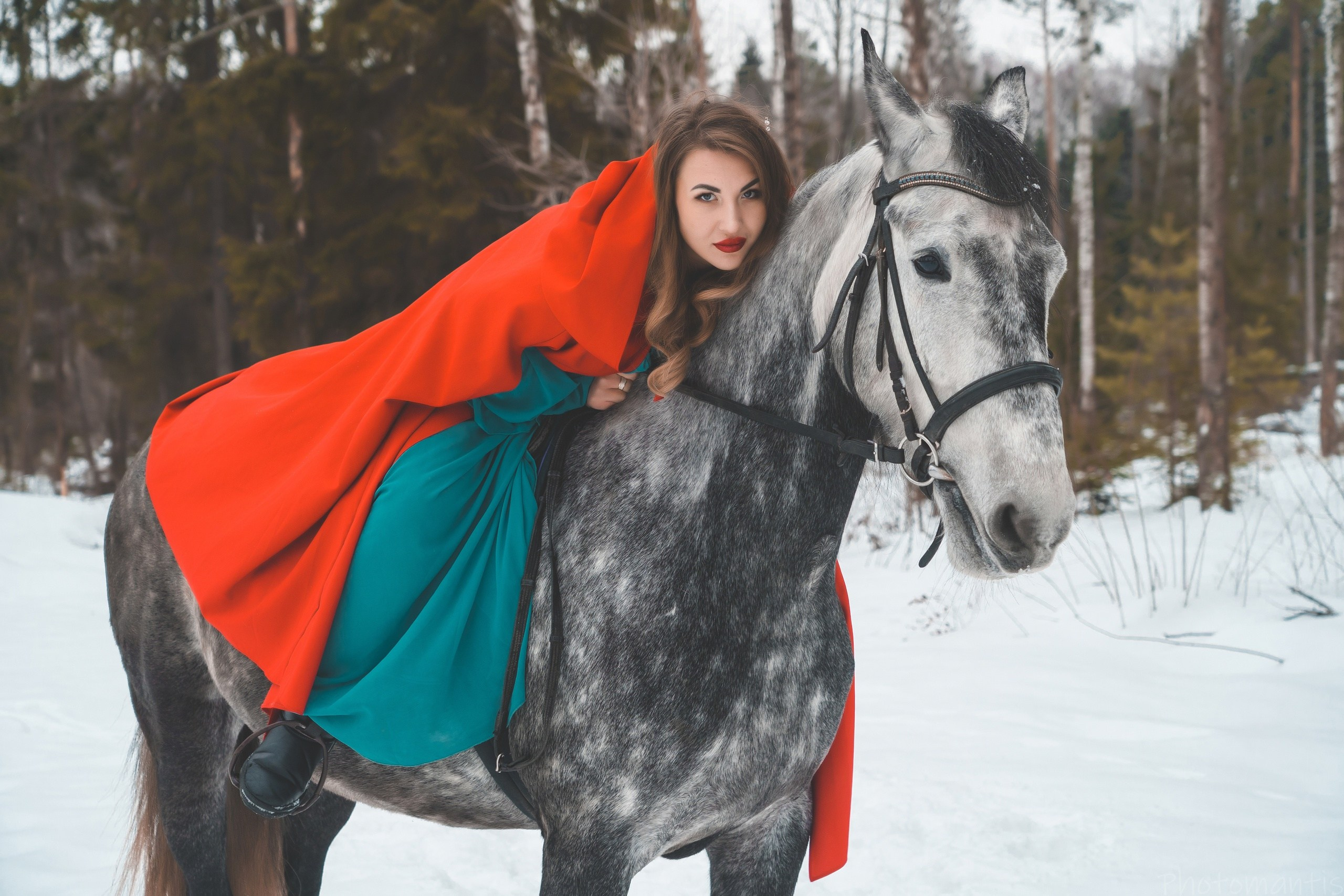 Девушки с лошадками. Photomantis