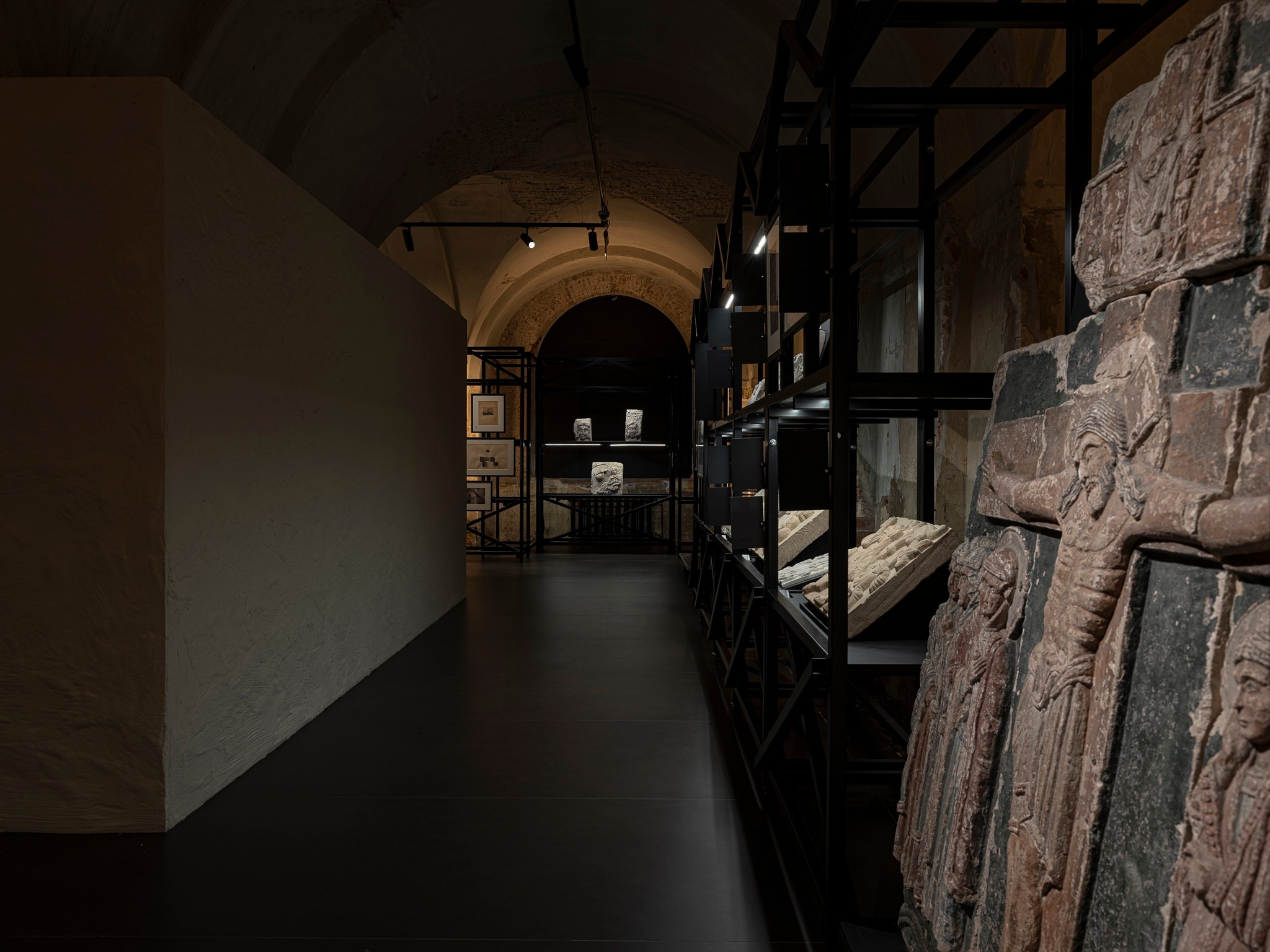 Выставочный проект «Белый Храм. История Георгиевского собора „и созда ю чюдну, резным каменем“». Фотограф Василий Буланов