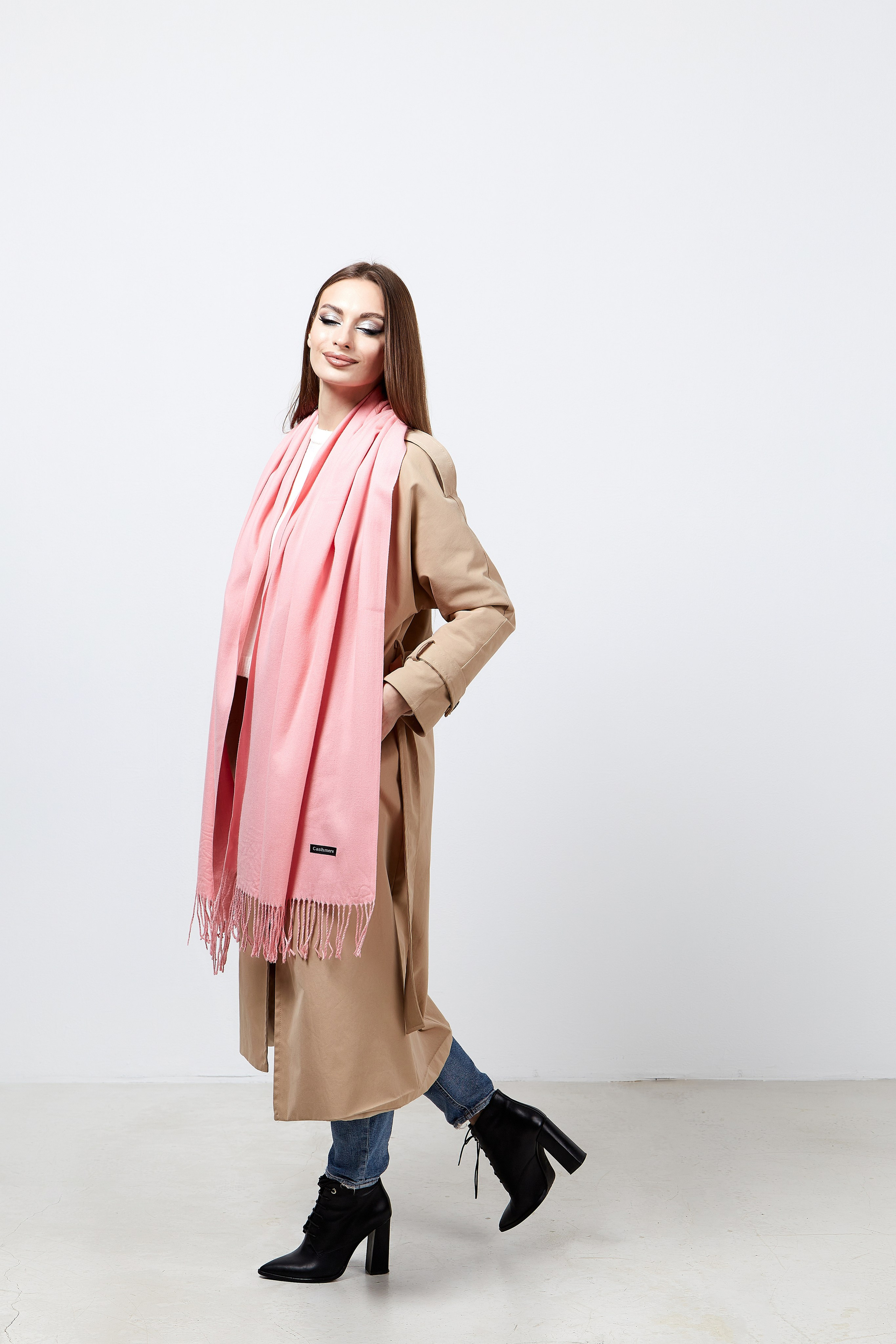 Фотосессия женских шарфы. Фотограф Руслан Потапов в Краснодаре