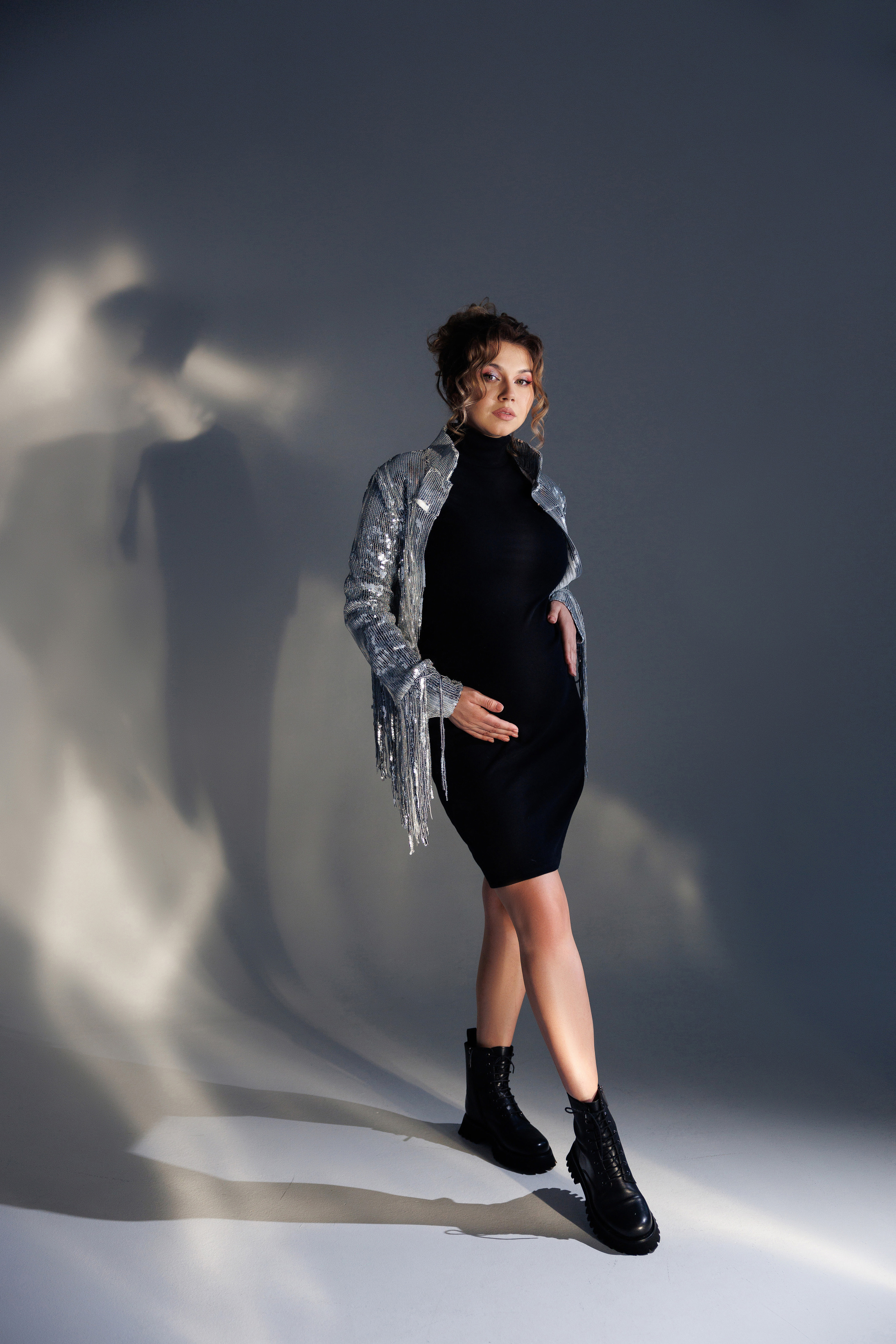 Фотосессия беременности в Оренбурге на циклораме — съемка под ключ, макияж, укладка и прокат одежды