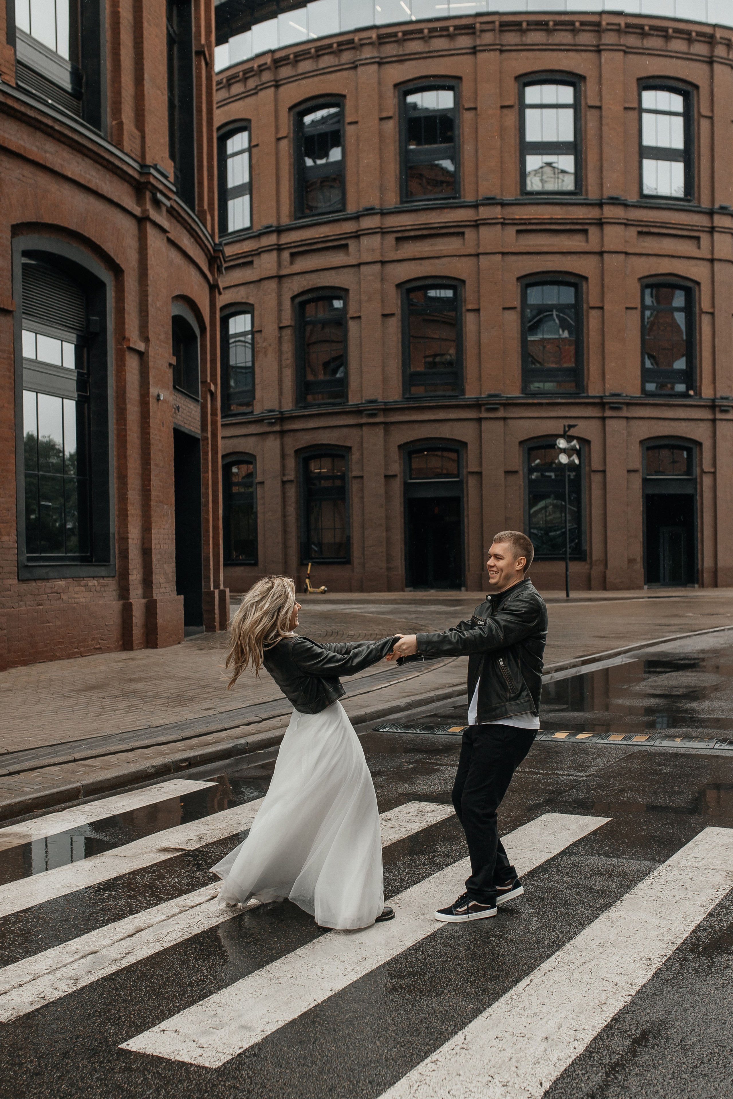 Свадебная фотосессия в Москве в кожаных куртках и ботинках