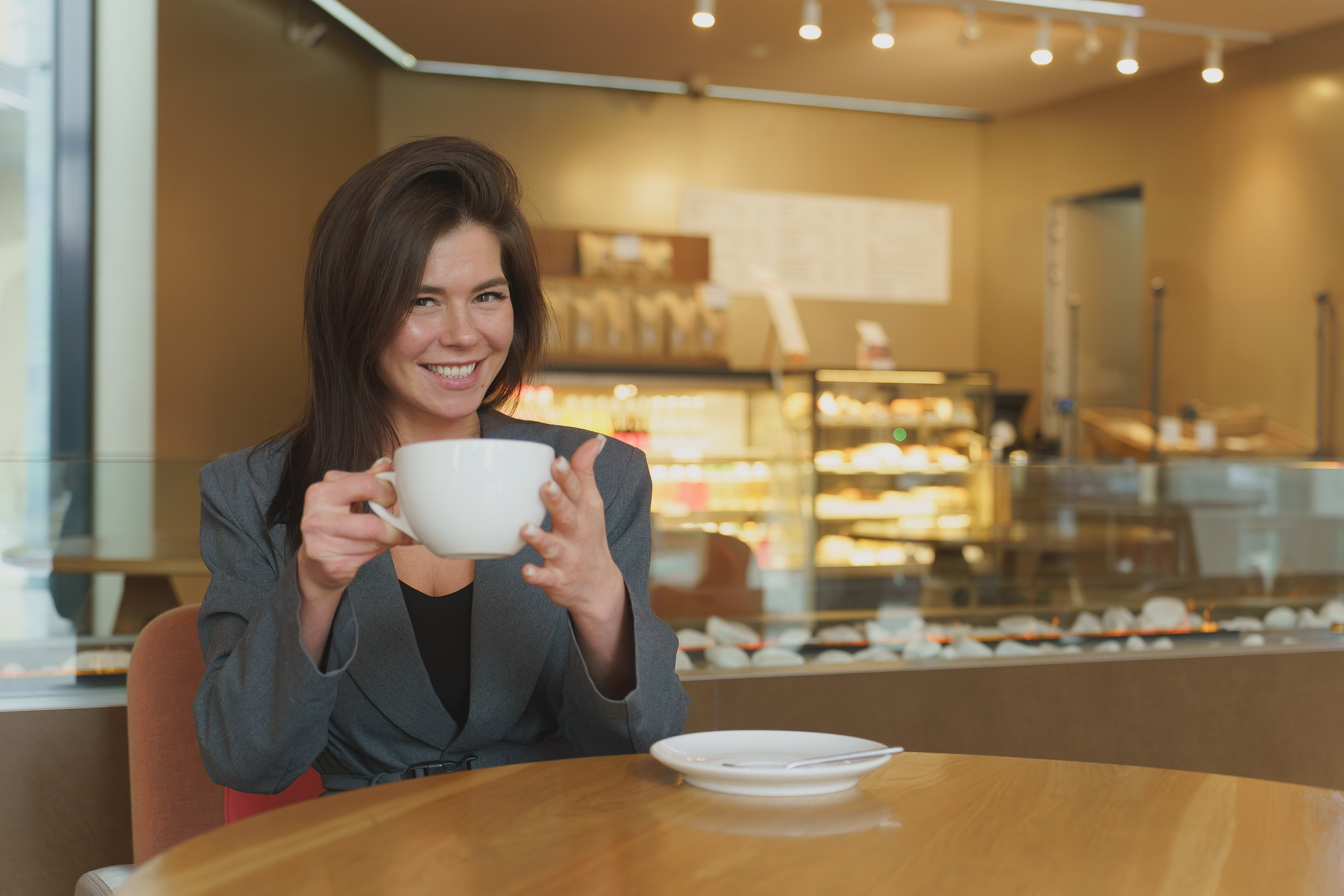 Портреты в кафе — стильные бизнес-портреты для блогера | Профессиональный портретный фотограф Екатеринбург