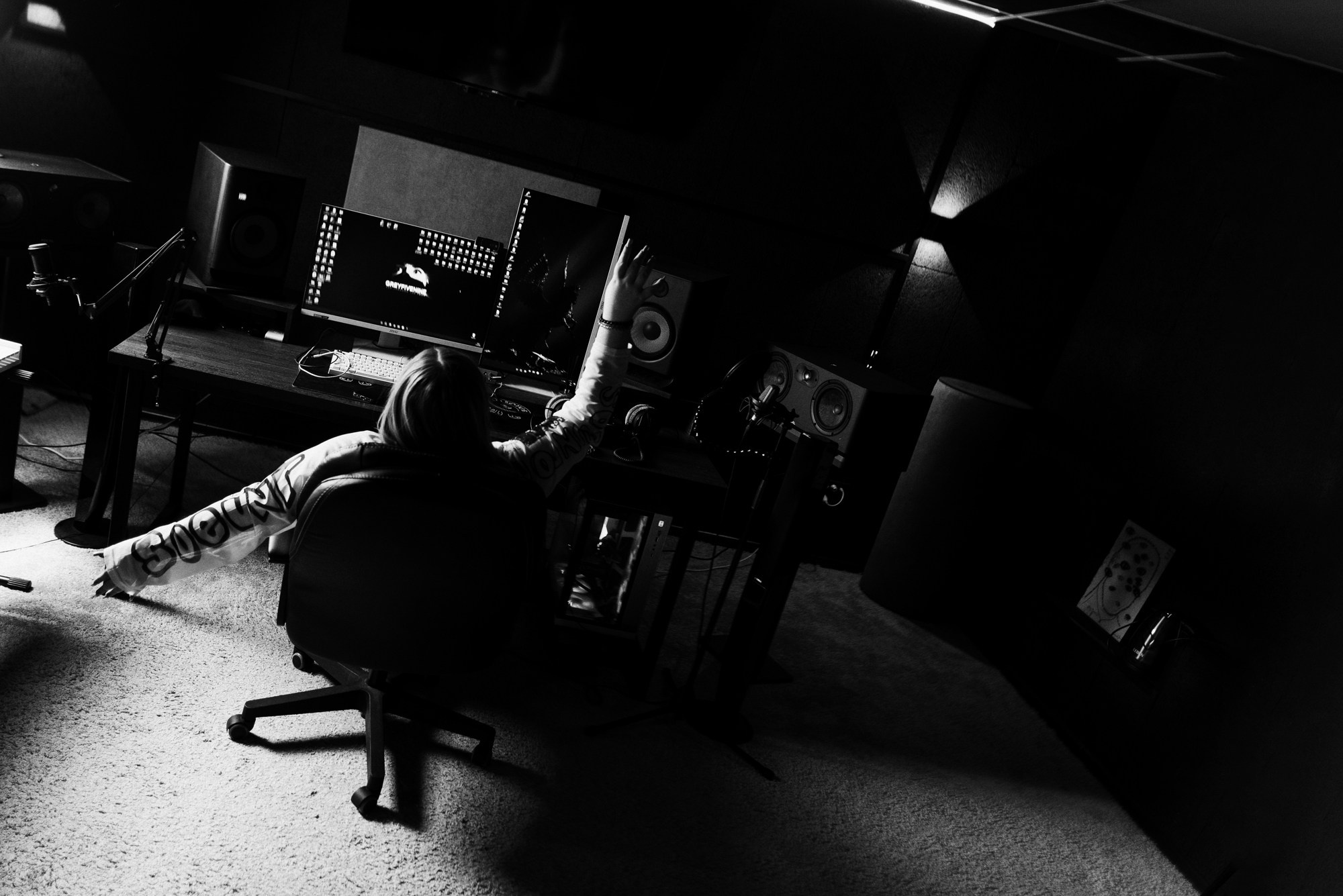 Семейная фотосессия на студии звукозаписи в Тюмени — мама и дочка. Портретный фотограф Тюмень Дарья Мустафина