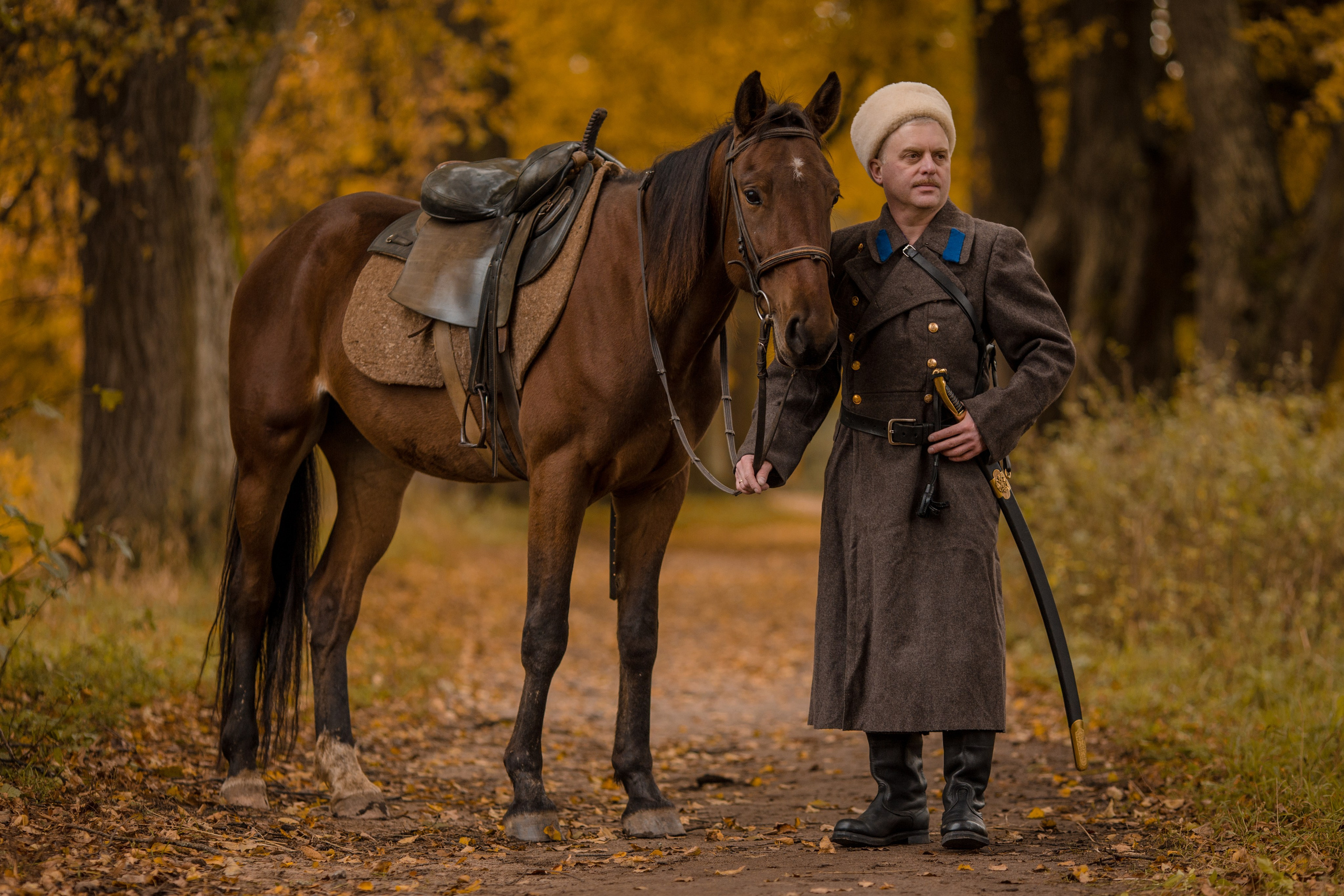 Осенняя фотосессия мужчины и лошади 