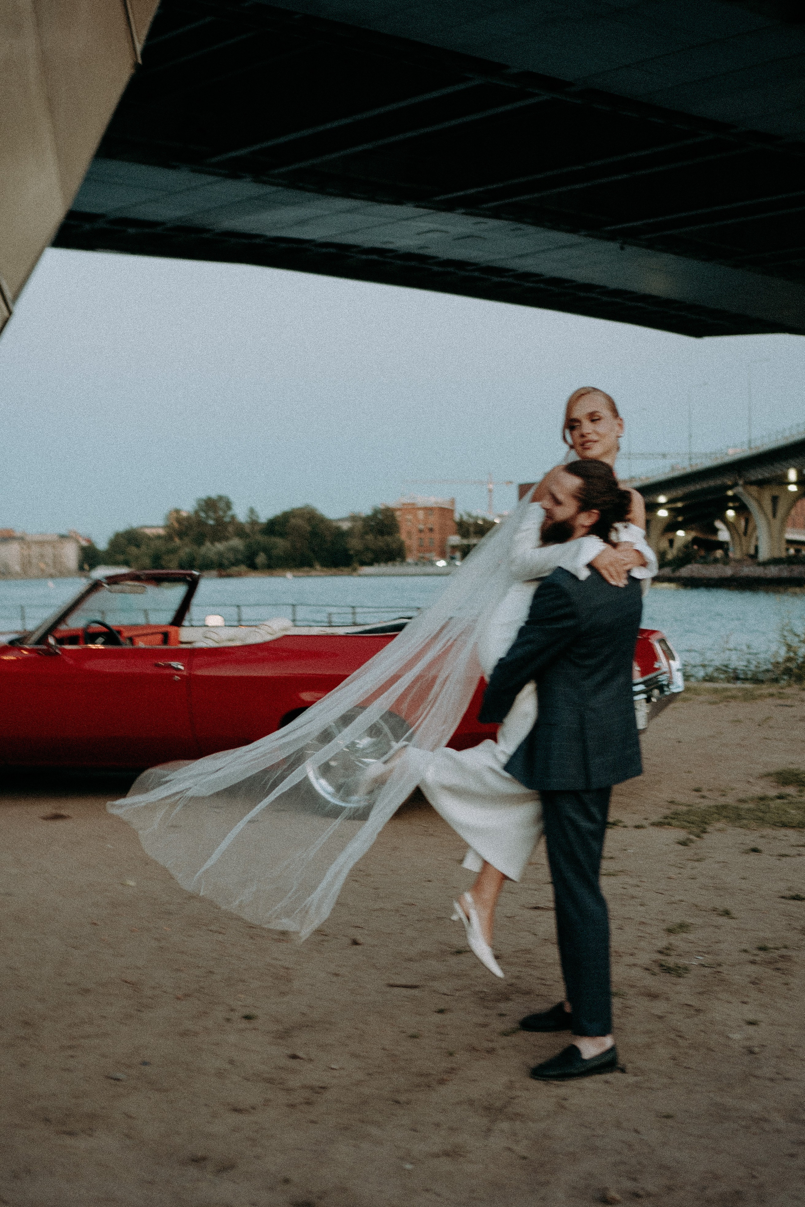 СВАДЕБНАЯ СЬЕМКА ВОЗЛЕ МСОТА БЕТАНКУРА НА КАБРИОЛЕТЕ. Профессиональный фотограф, Санкт-Петербург — Виктория Богомолова