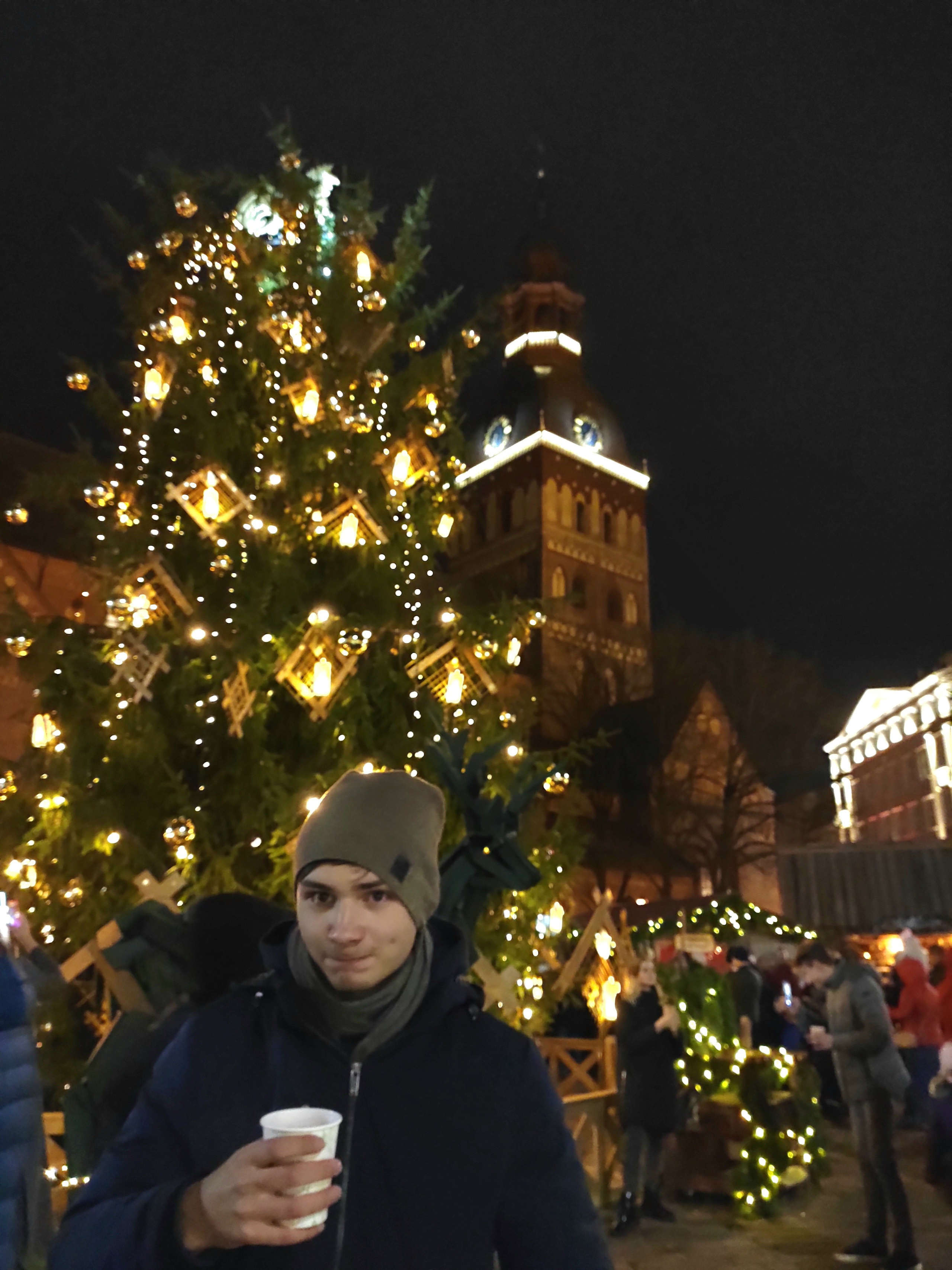 На всех площадях базары, атмосфера праздника и горячее вино