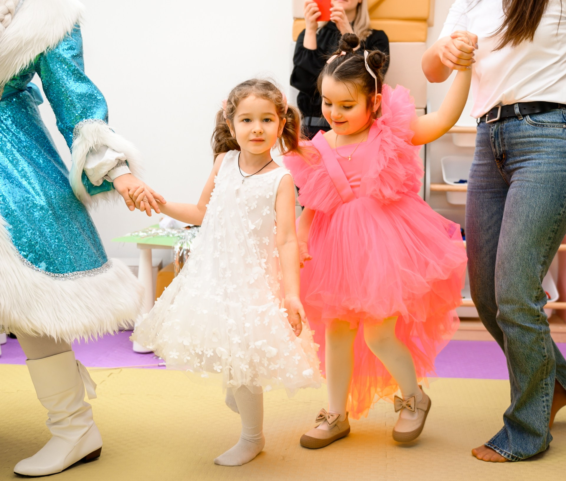 Елка 2025 в детском саду Мишка клуб. Свадебный и семейный фотограф София Невская