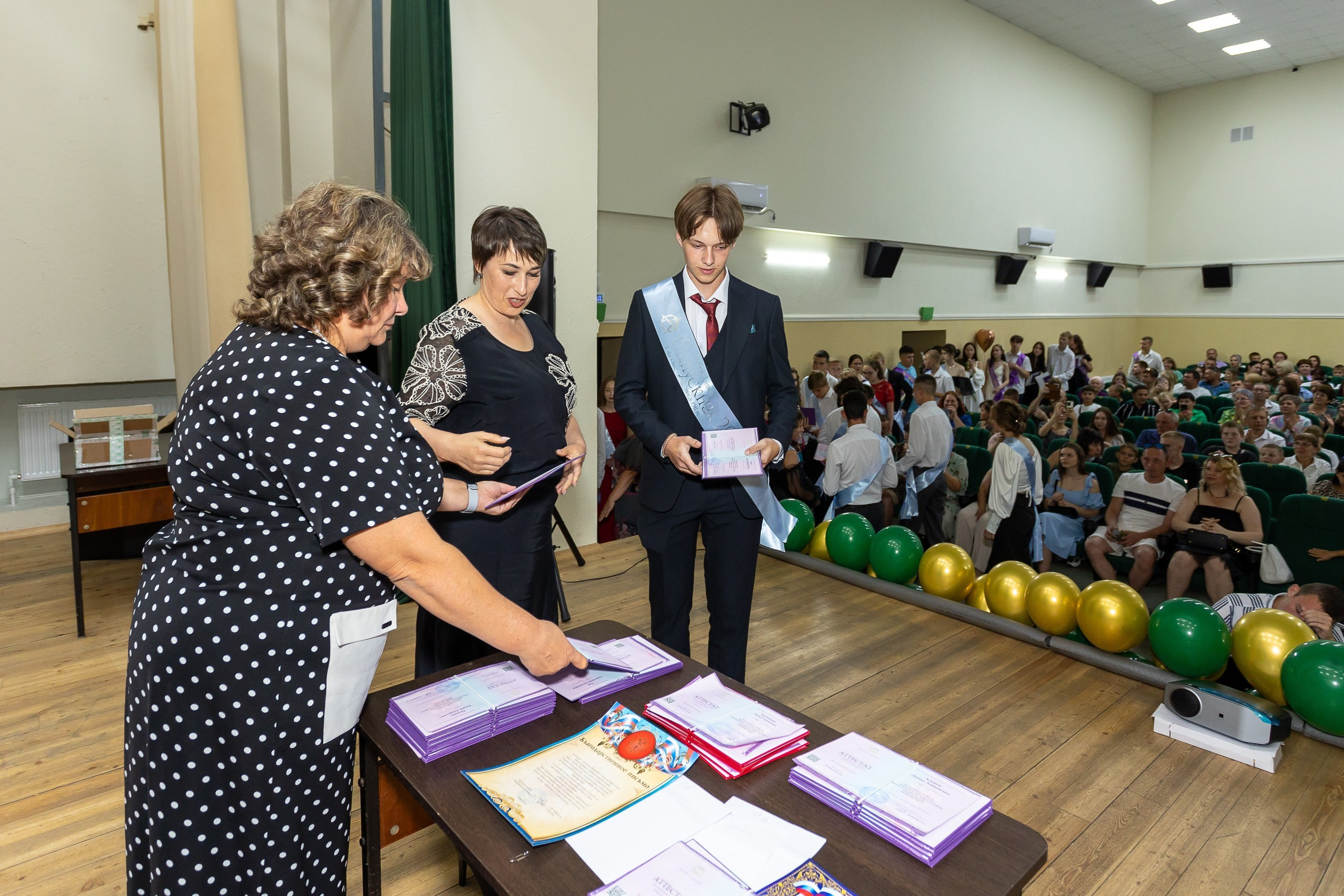 Вручение аттестата и выпускной вечер. Выпускные альбомы Майкоп, Краснодар Елена Золотарева