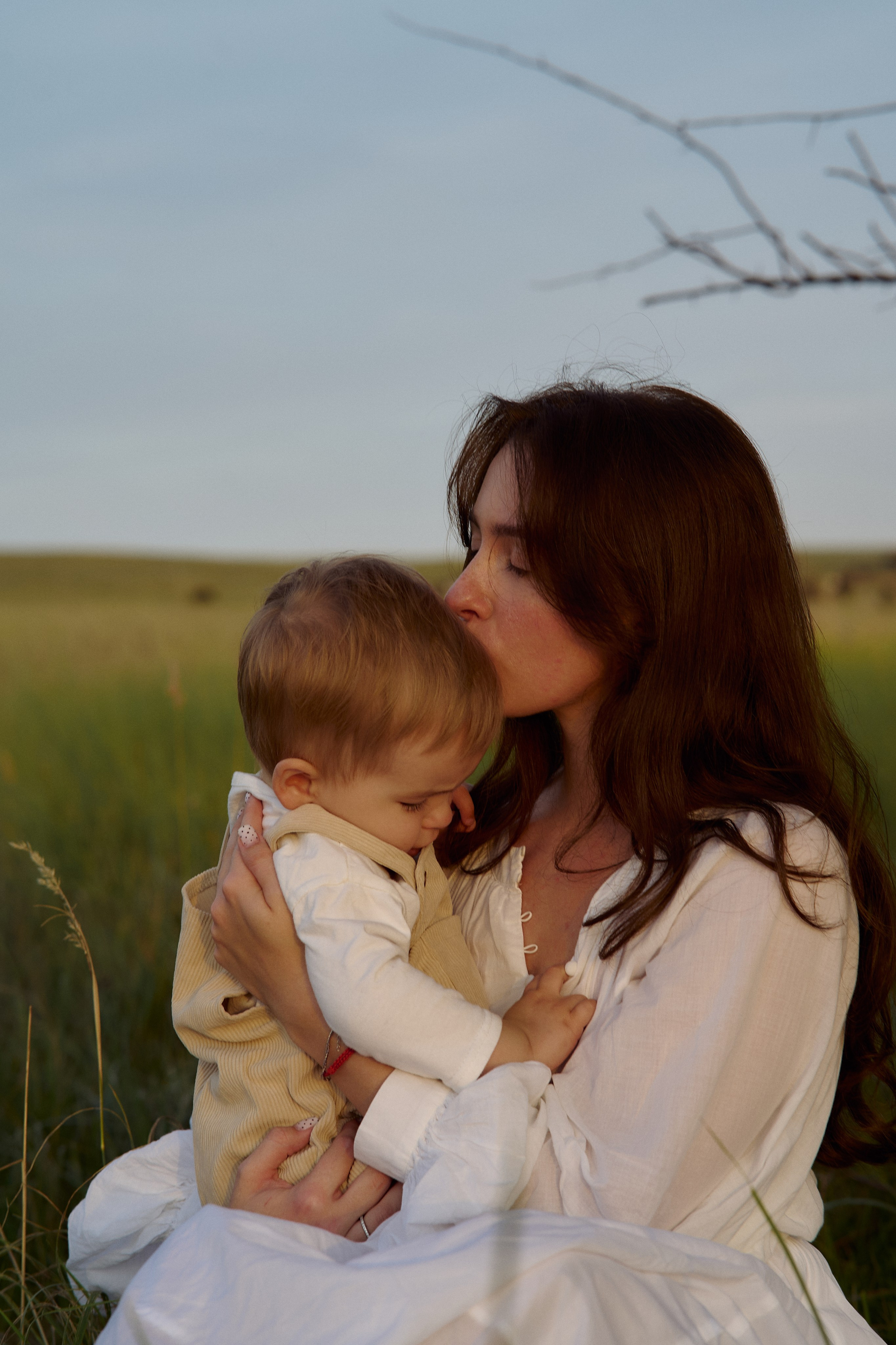 Шамиль, Аня и Марс в поле с барашками. Семейный и свадебный lifestyle-фотограф в Москве Мария Петрова