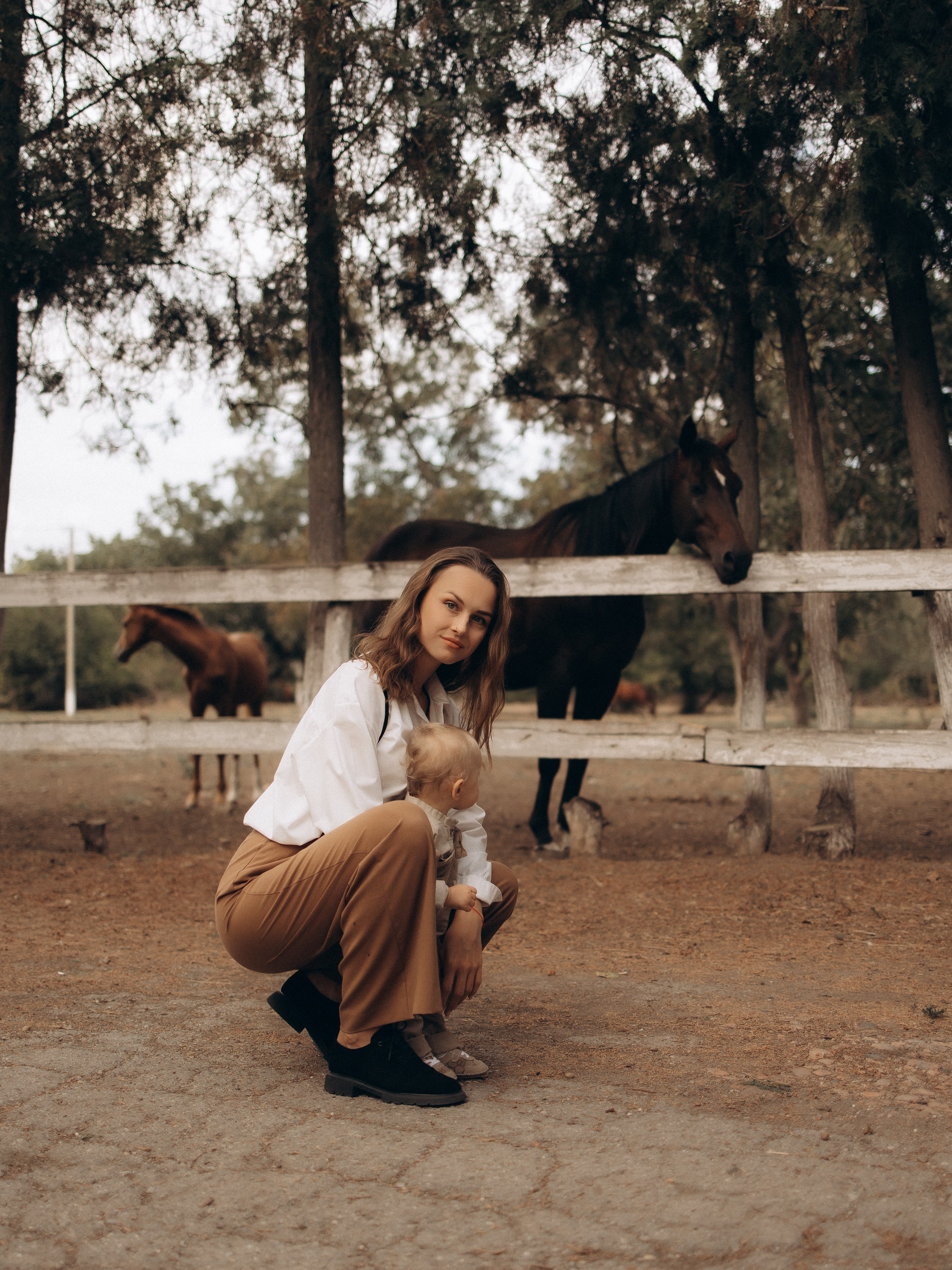 Мама с дочкой. Конюшня. Семейный фотограф в Краснодаре Храмова Анна