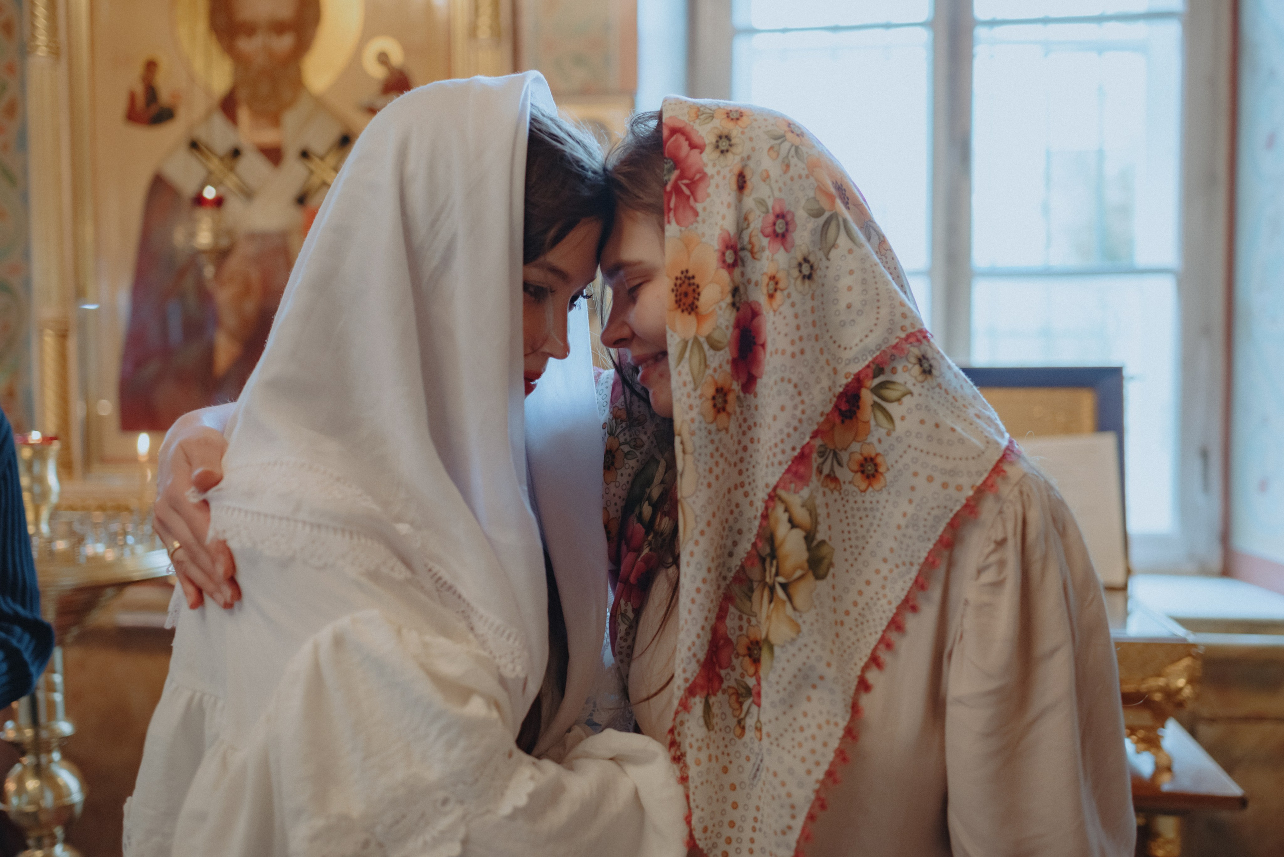 девушки в церкви