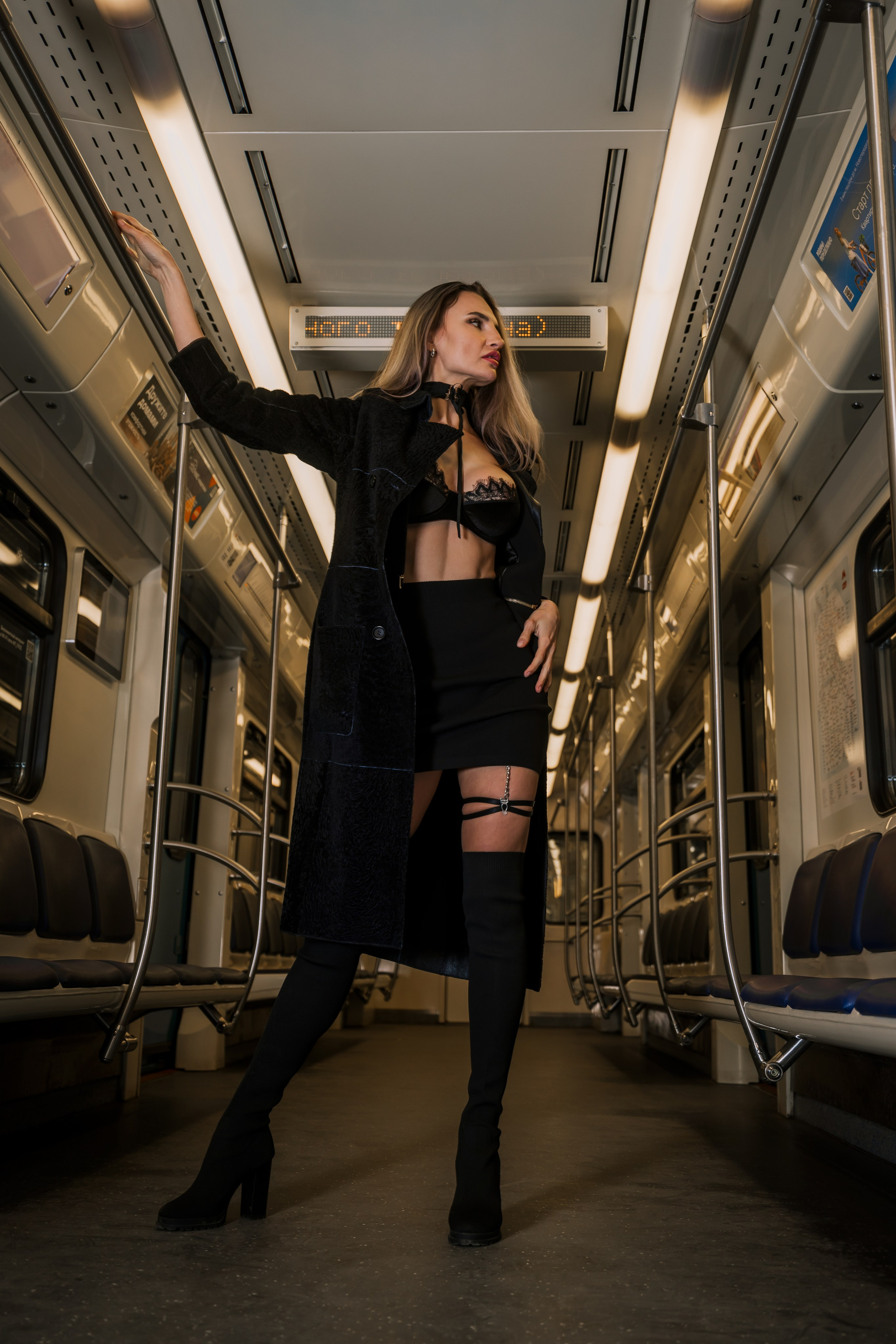 В метро. Photomantis