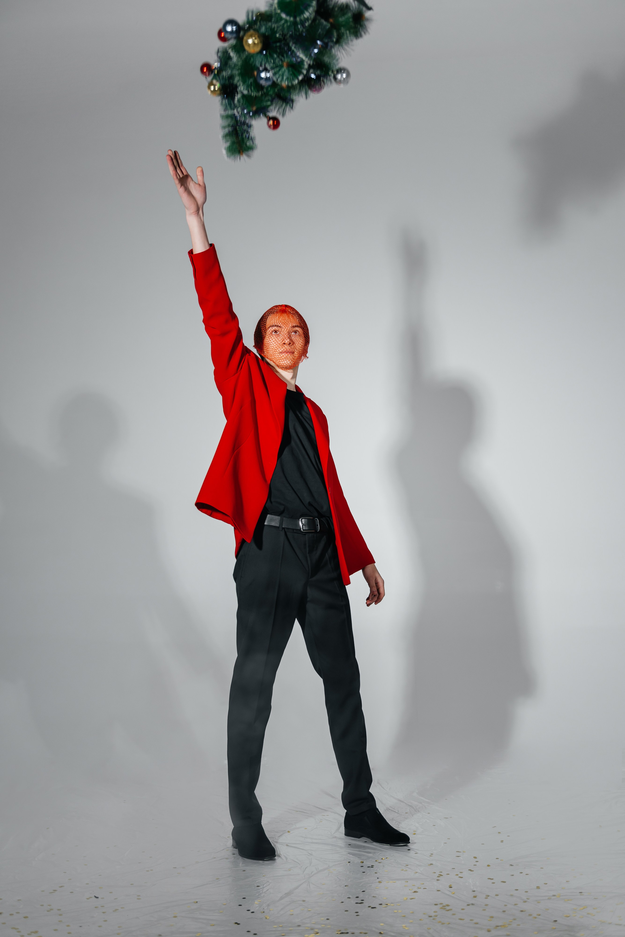 Фотосессия в фотостудии новосибирск, фотосессия в студии, фотосессия на циклорамме, креативная фотосессия, фотограф новосибирск, фотосессия новосибирск, заказать фотографа в новосибирске, портретный фотограф новосибирск, мужской фотограф новосибирск, фото Юлия Туманова, портретное фото, креативный фотограф, организация фотосессии, фотосессия для мужчины, мужская фотосессия, фэшн фотосессия, новогодняя фотосессия, фотосессия для журнала, fashion photo, фото с елкой, модель, новый год
