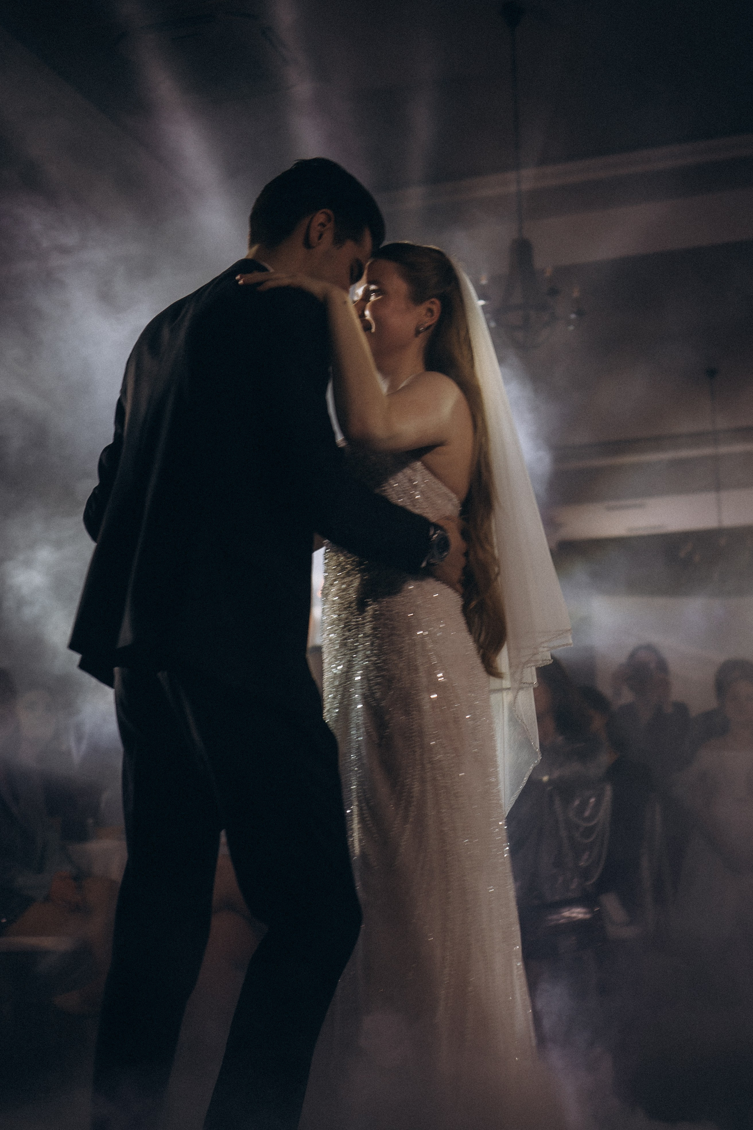 ПЕРВЫЙ ТАНЕЦ МОЛОДЫХ НА БАНКЕТЕ. ТРОГАТЕЛЬНЫЙ МОМЕНТ (СНЯТО В СИБИРЕ В НИЖНЕВАРТОВСКЕ). Профессиональный фотограф, Санкт-Петербург — Виктория Богомолова