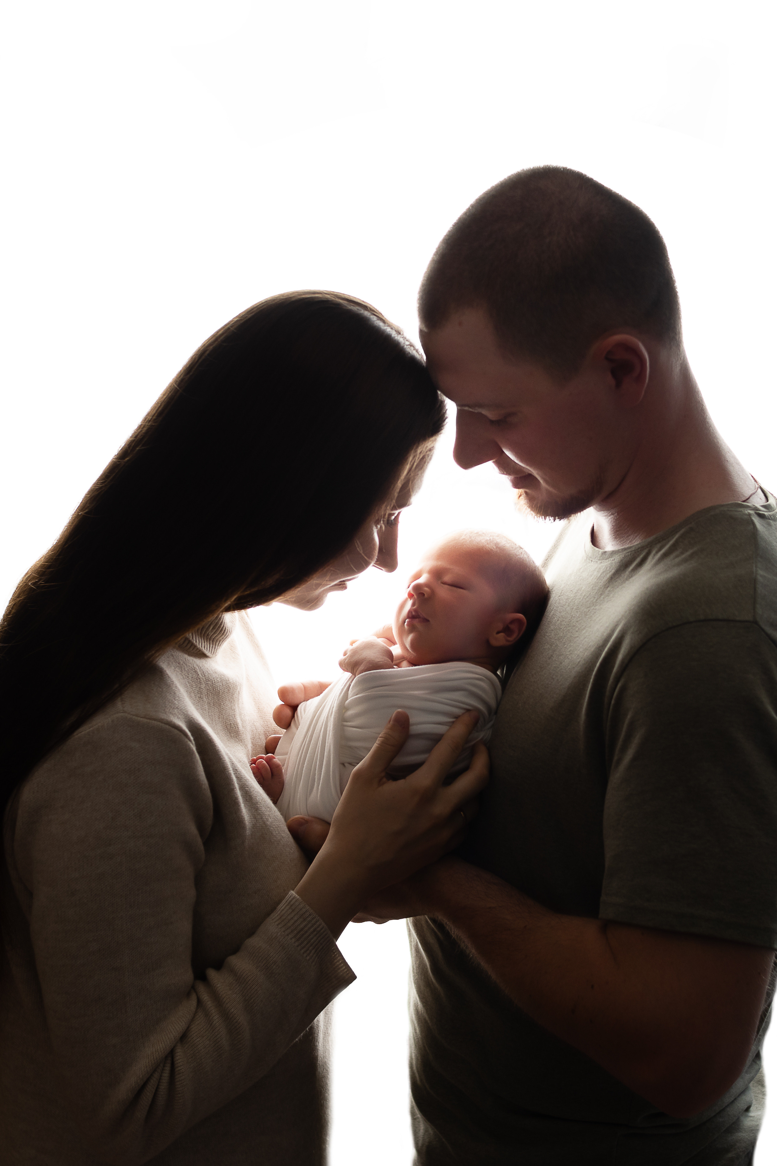 Трогательное фото мальчика на руках папы и мамы