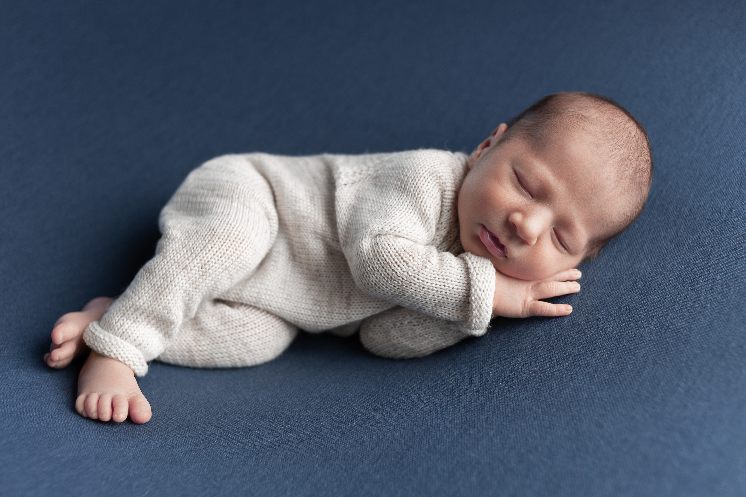 Спящий ребенок на съёмке newborn