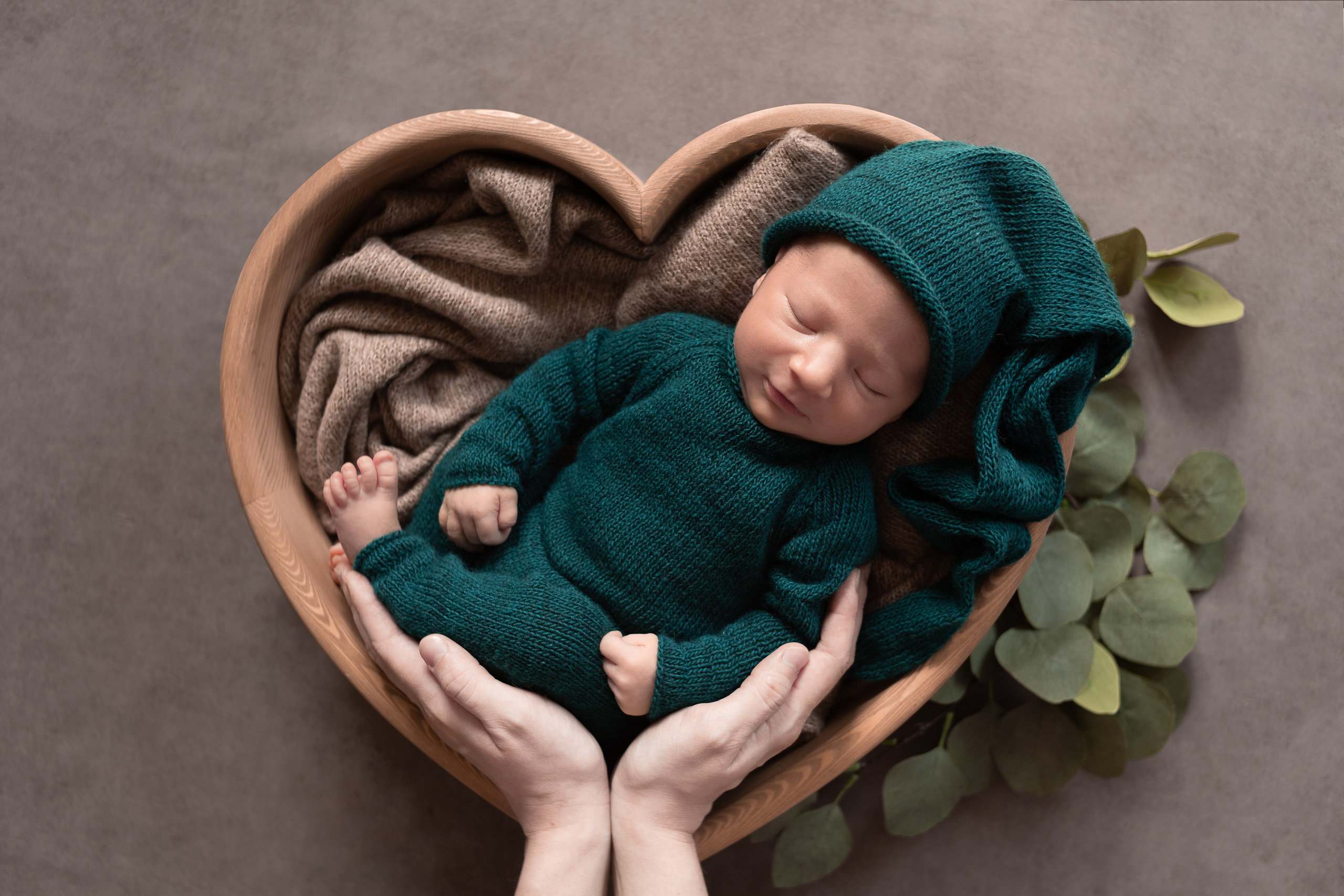 Мамины руки держат новорождённого сына в сердце