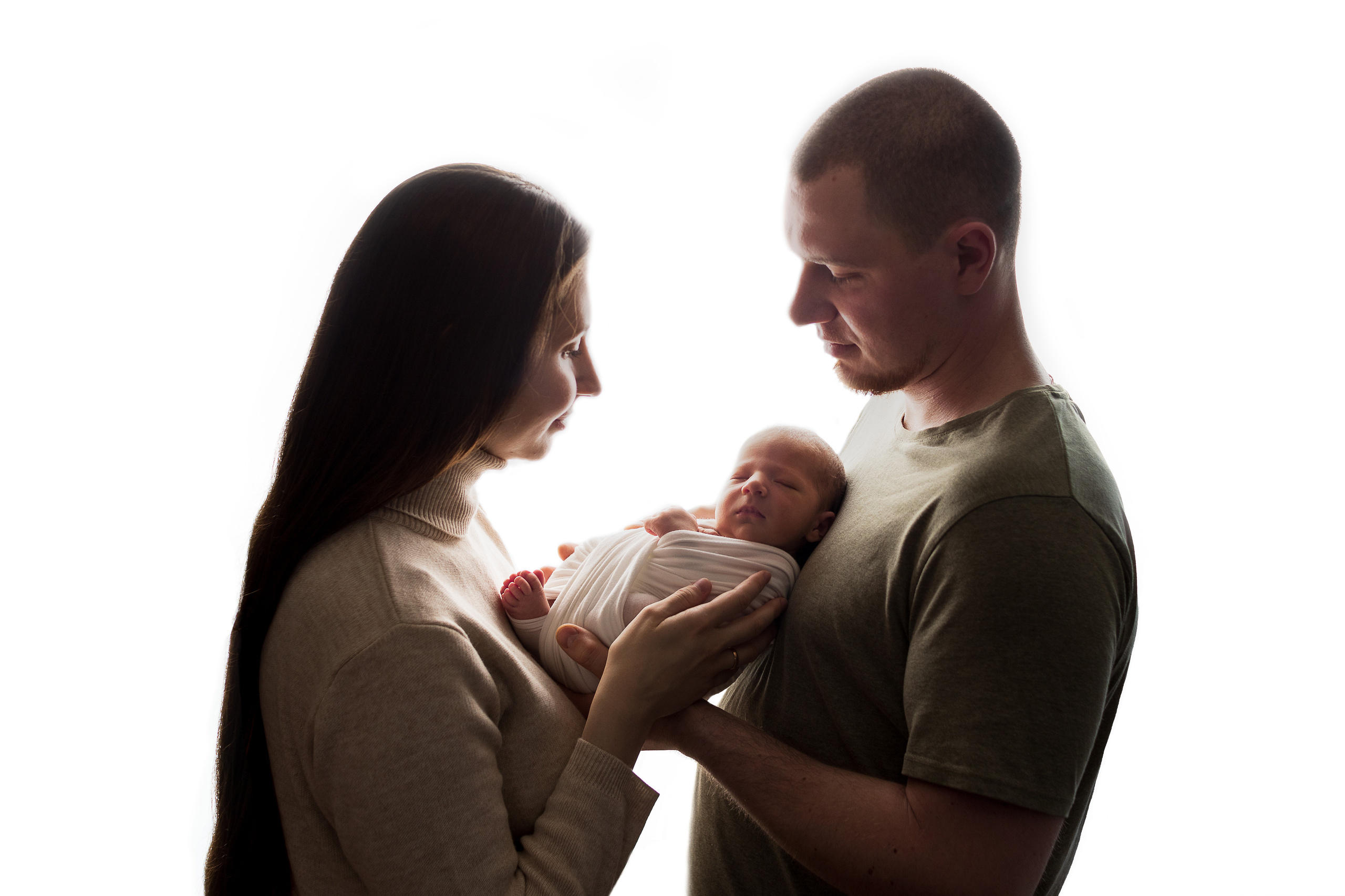 Родители держат сына в контровом свете