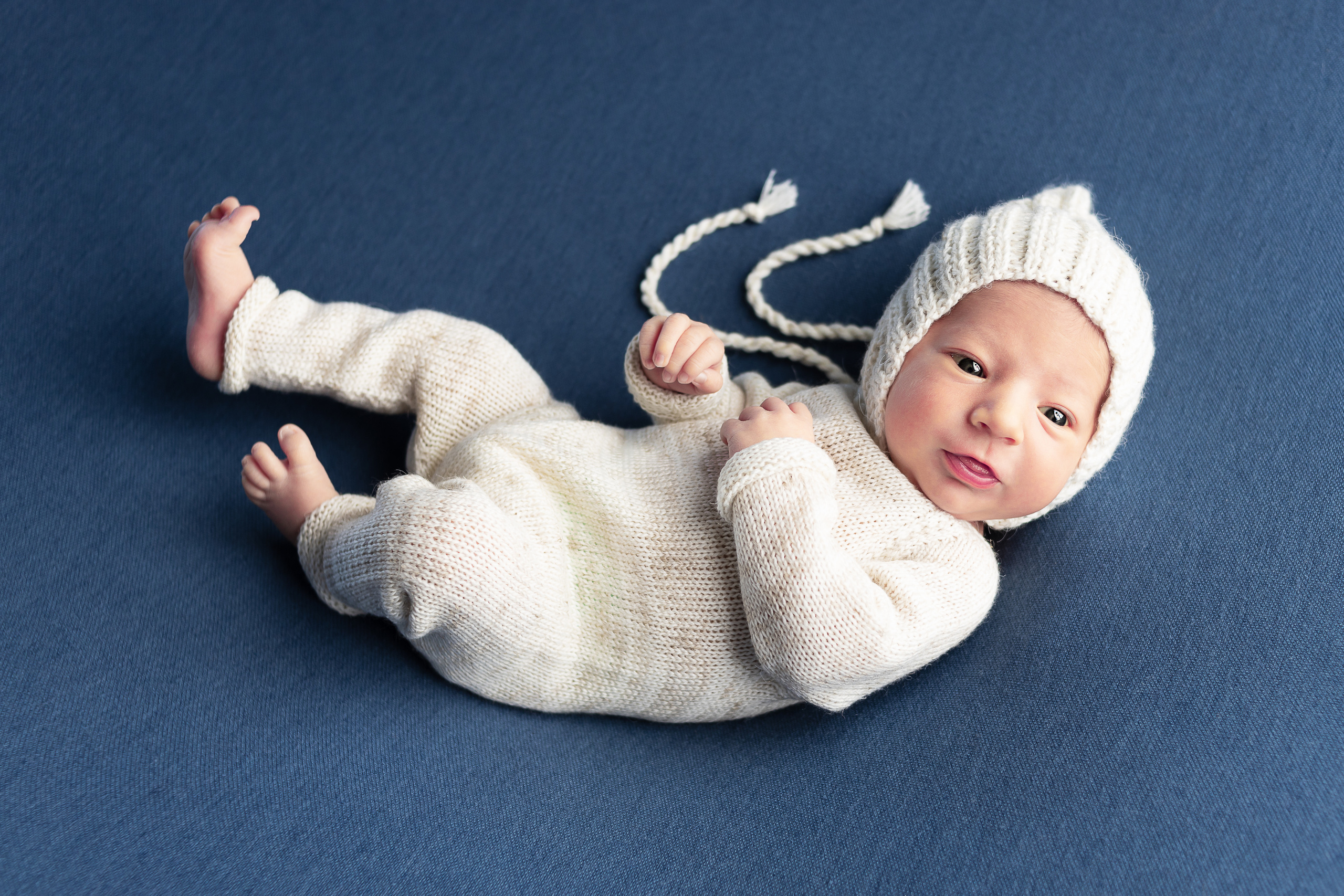 Лайфстайл в свободной  позировке на бинбеге в белом костюме