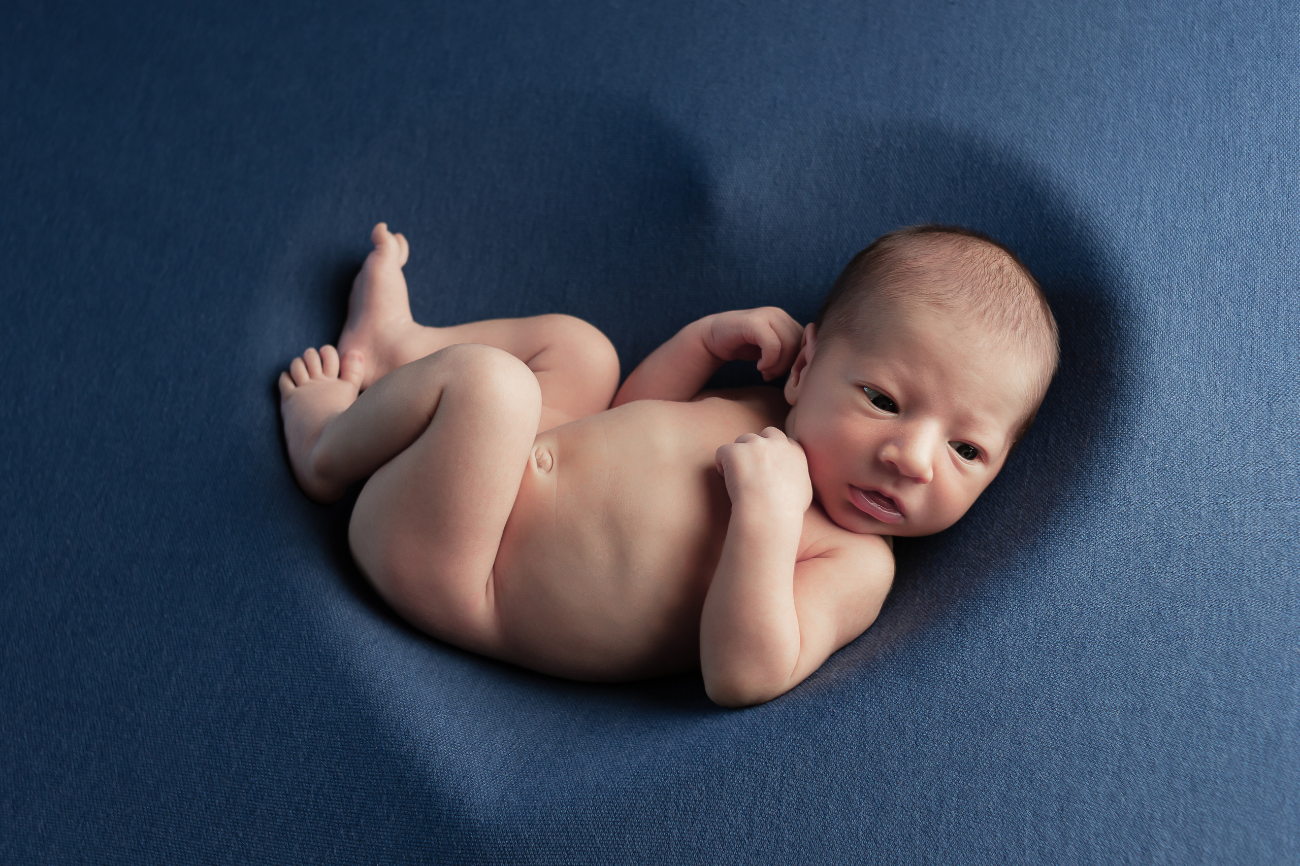 Младенец на синем фоне в реквизите Сердце