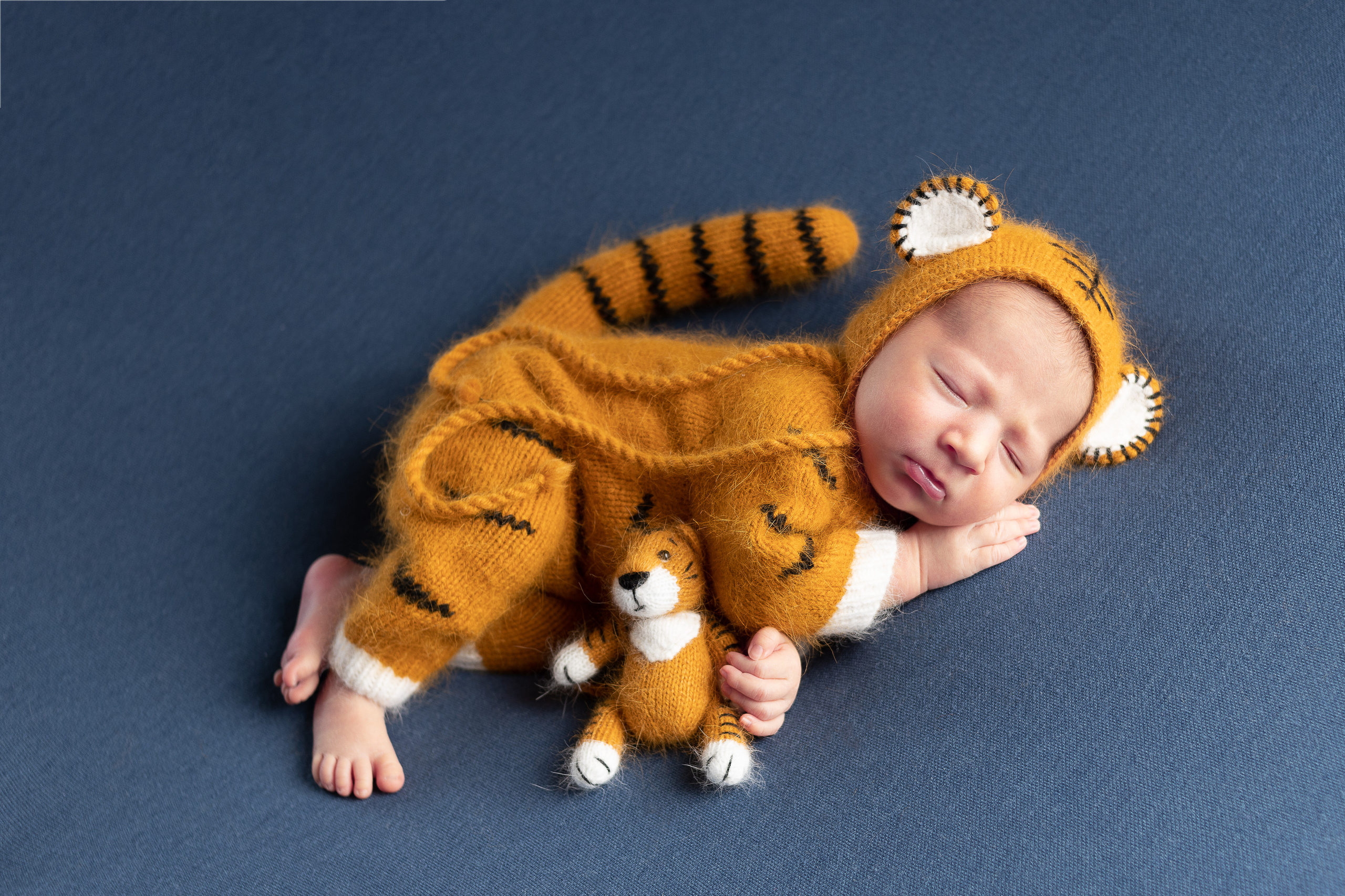Фотография newborn в костюме символа года Тигр
