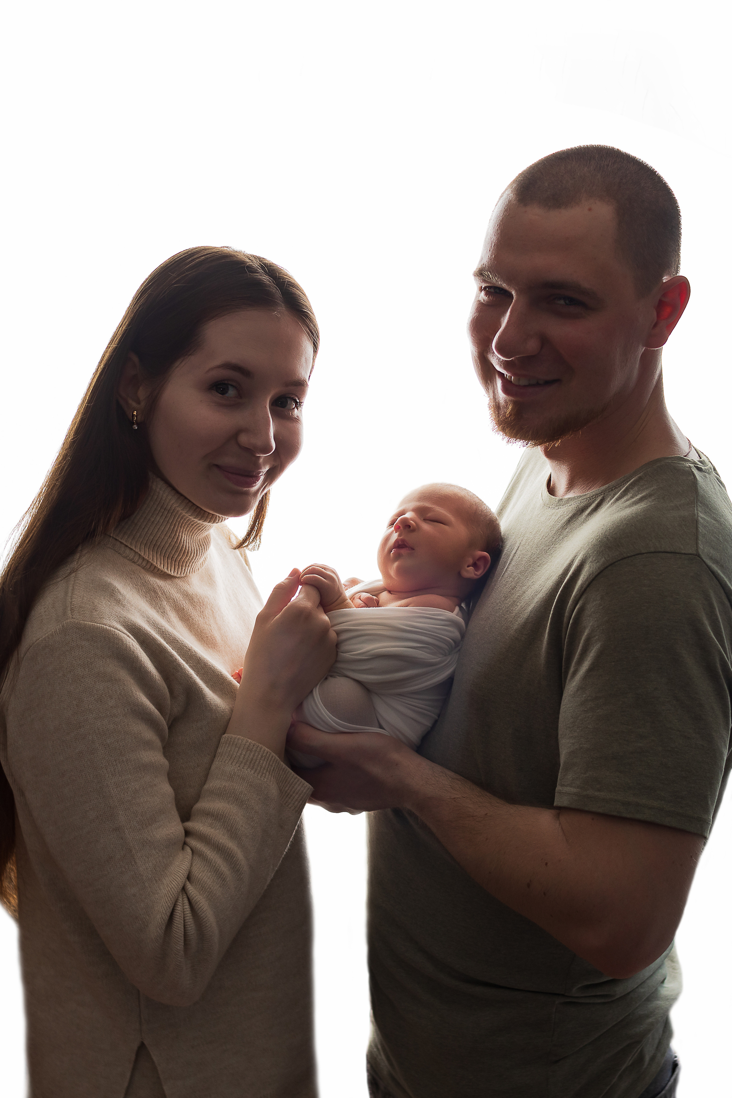 Семейное фото счастливых родителей в контровом свете