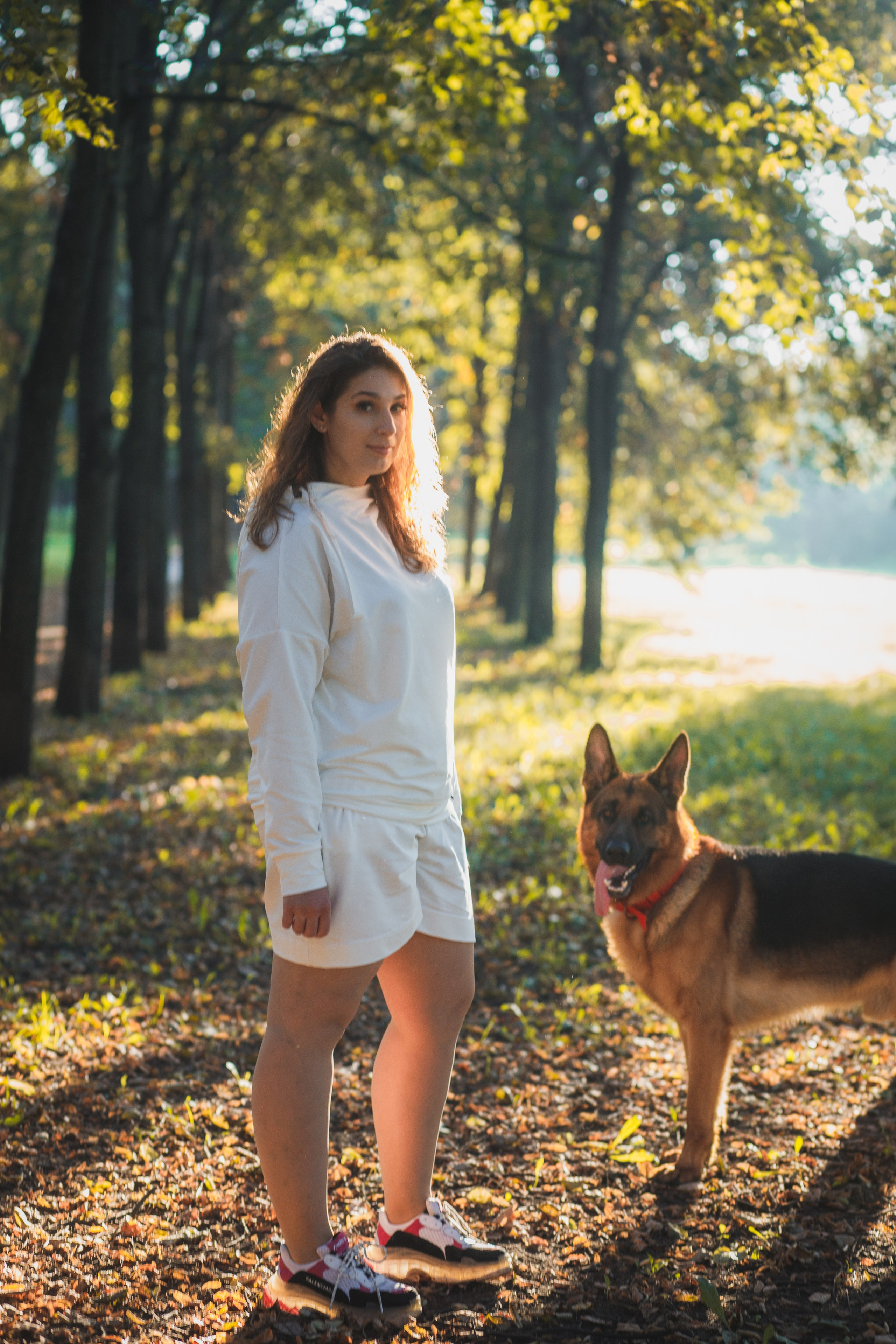 Фотопрогулка молодой девушки и ее собаки летним утром в парке. Семейный и школьный фотограф в Москве Анна Ткач