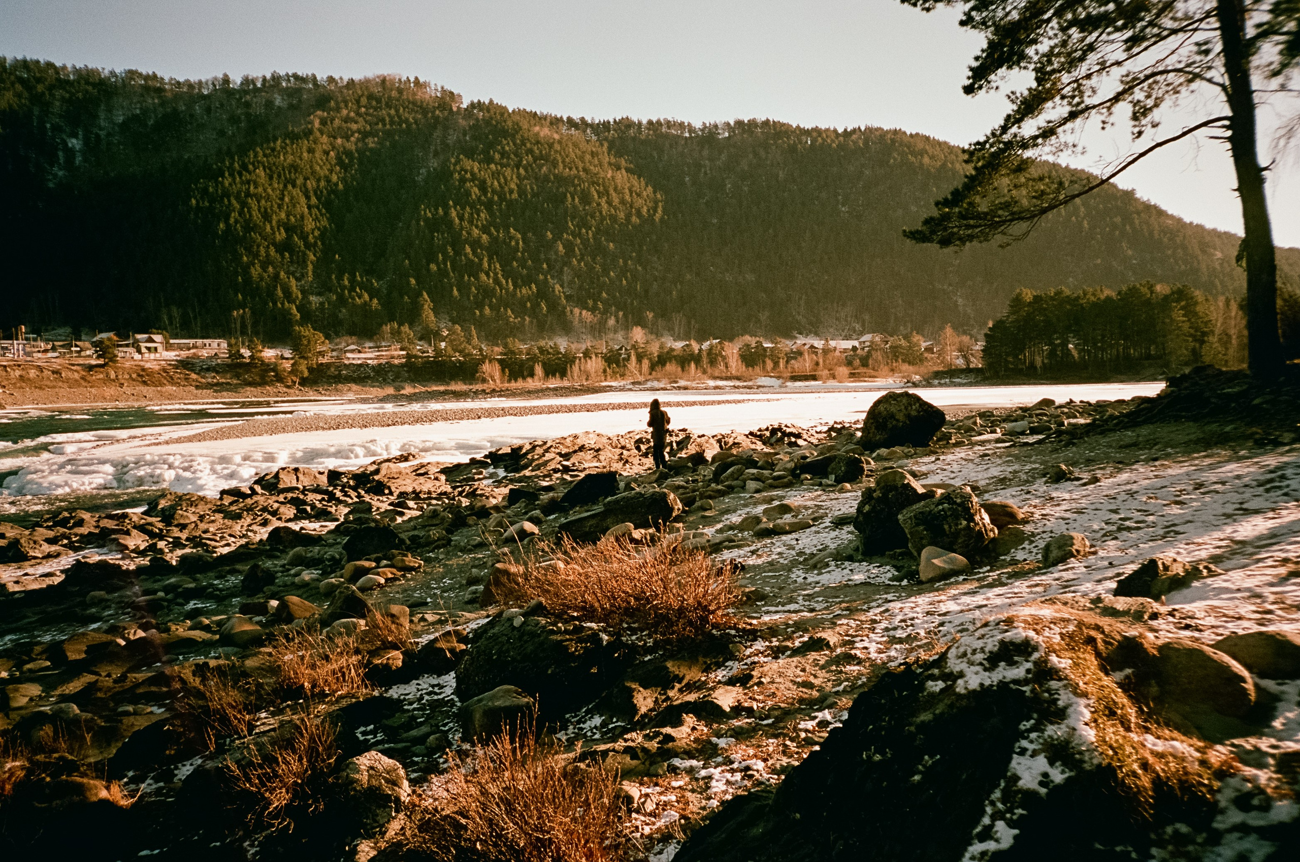 Зубы Дракона и синяя Катунь в солнечный день. Фотограф-документалист Мария Осокина