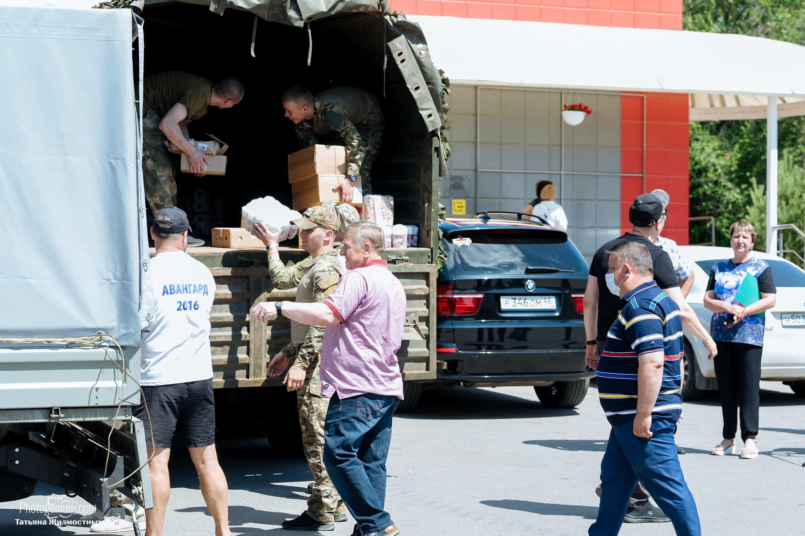 8 июня «Патриоты из Курска» сбор гуманитарной помощи у кинотеатра «Родина». Фотограф Нижний Новгород Татьяна Кейод