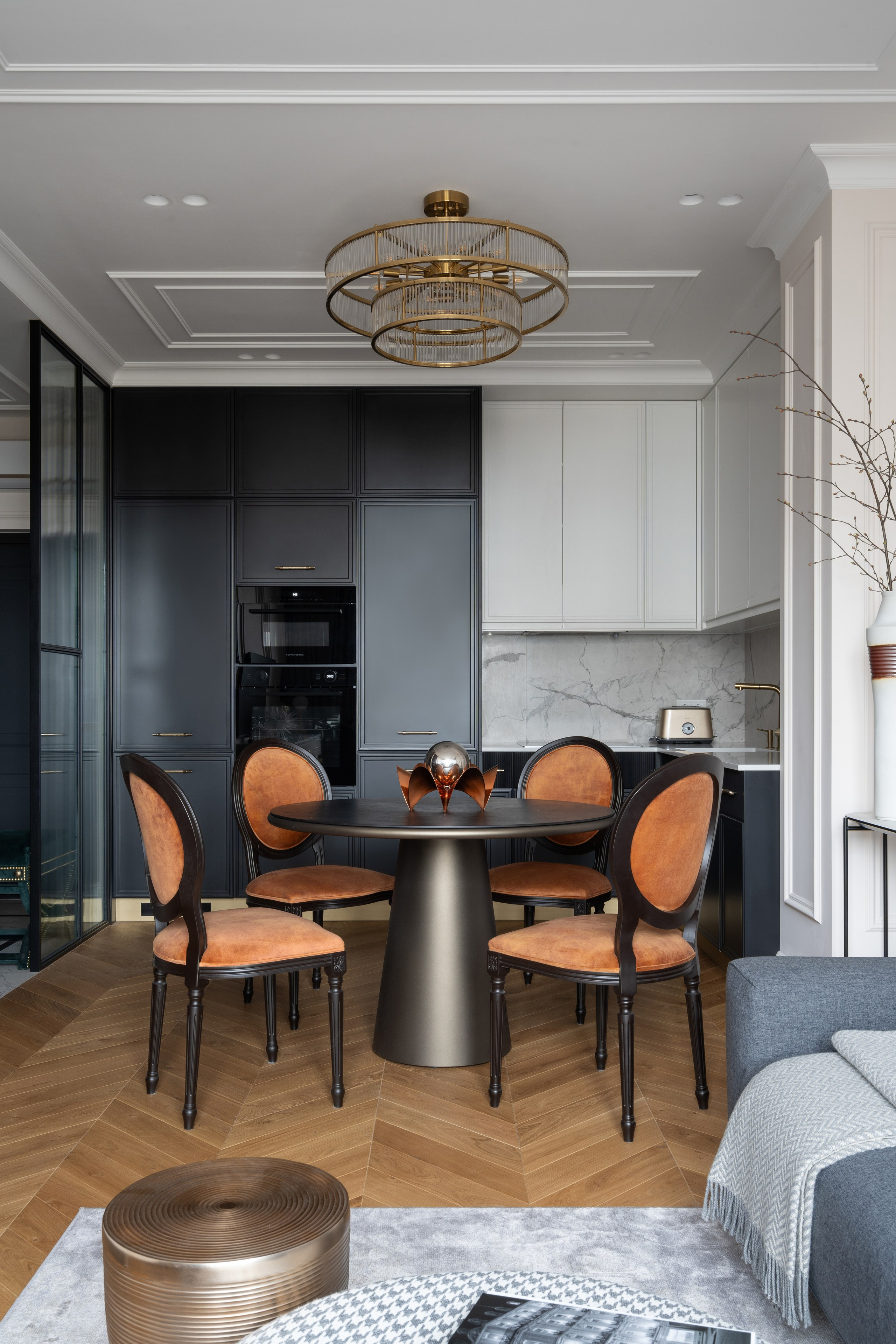 Дизайн проект небольшой квартиры с яркими акцентами.