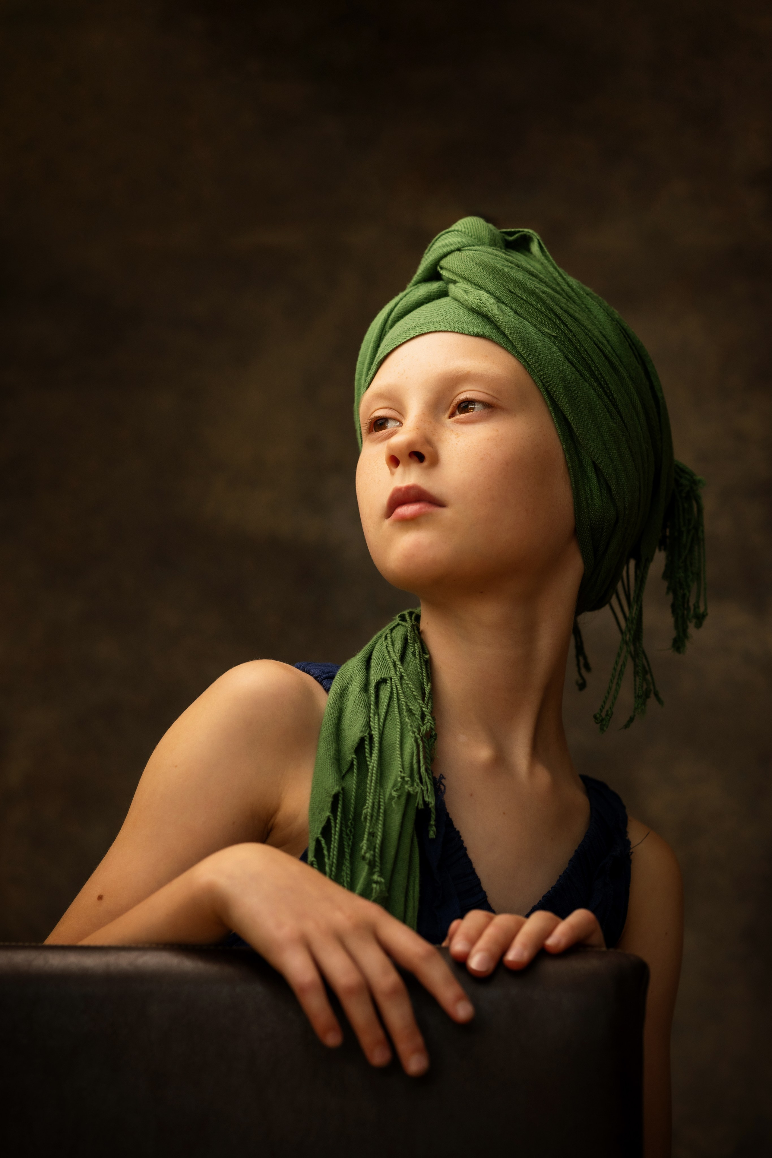 Детский портрет в студии в Граце: девочка в платке. Портретная и индивидуальная фотосъёмка в Граце и Тюмени