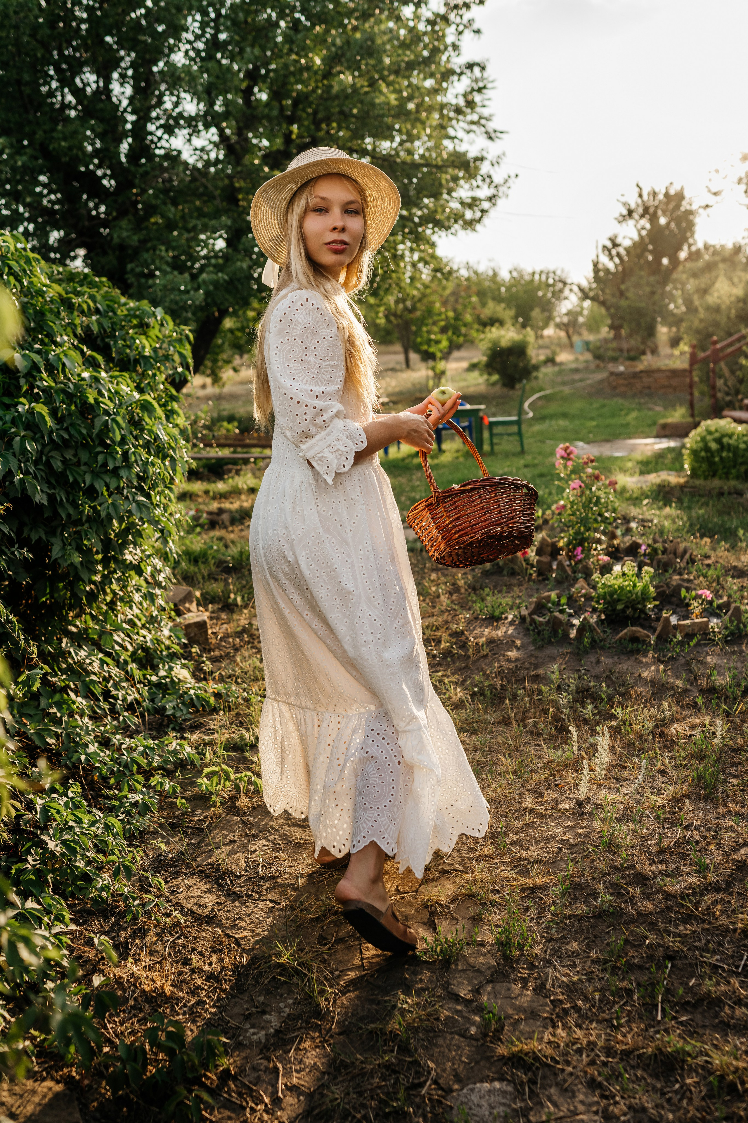 Девушка русская летом в деревне на природе. Фотограф в Каменске-Шахтинском Ольга Сагал