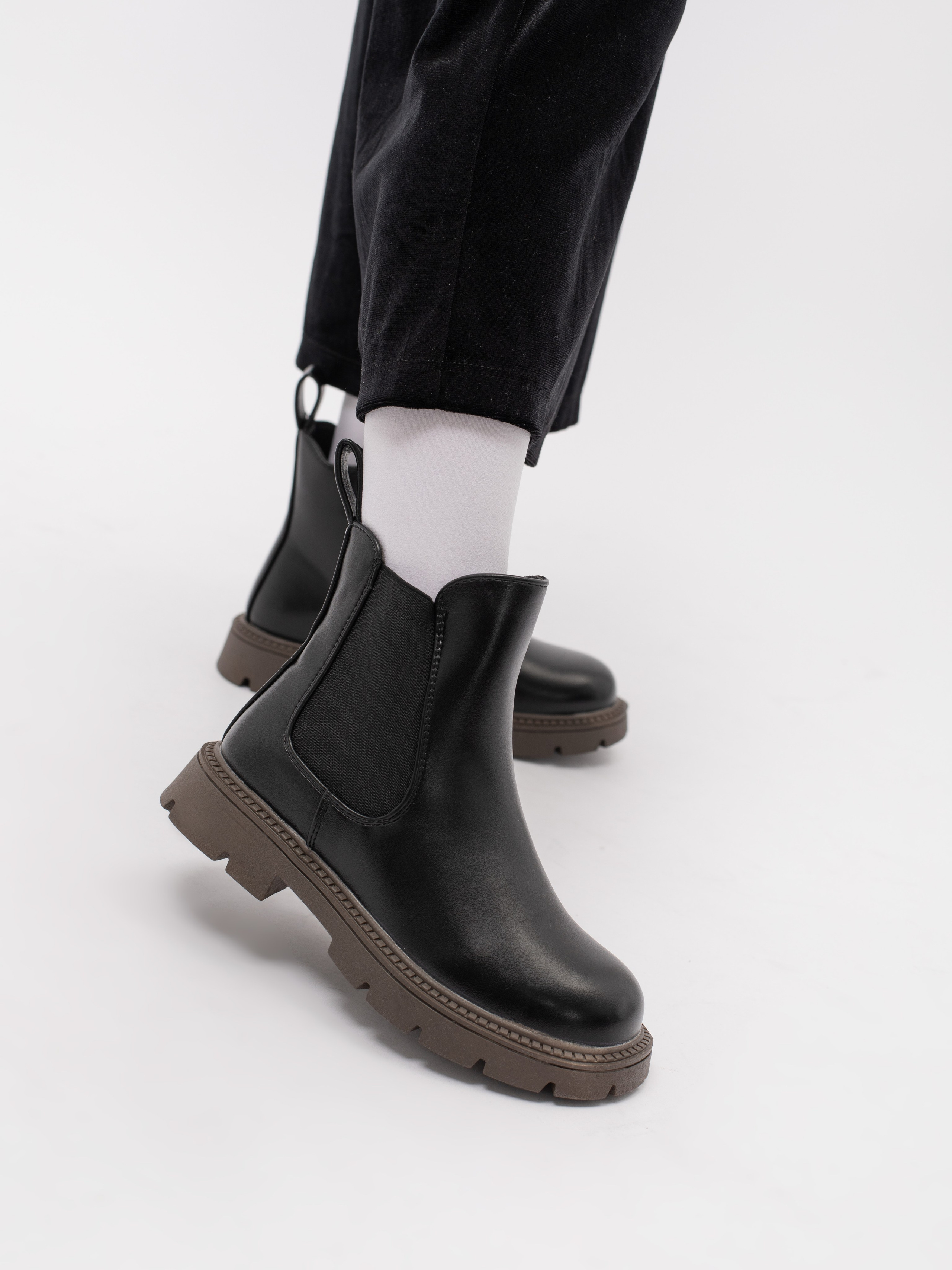 Ботинки для девочки. Фотостудия предметной и модельной съёмки для маркетплейсов