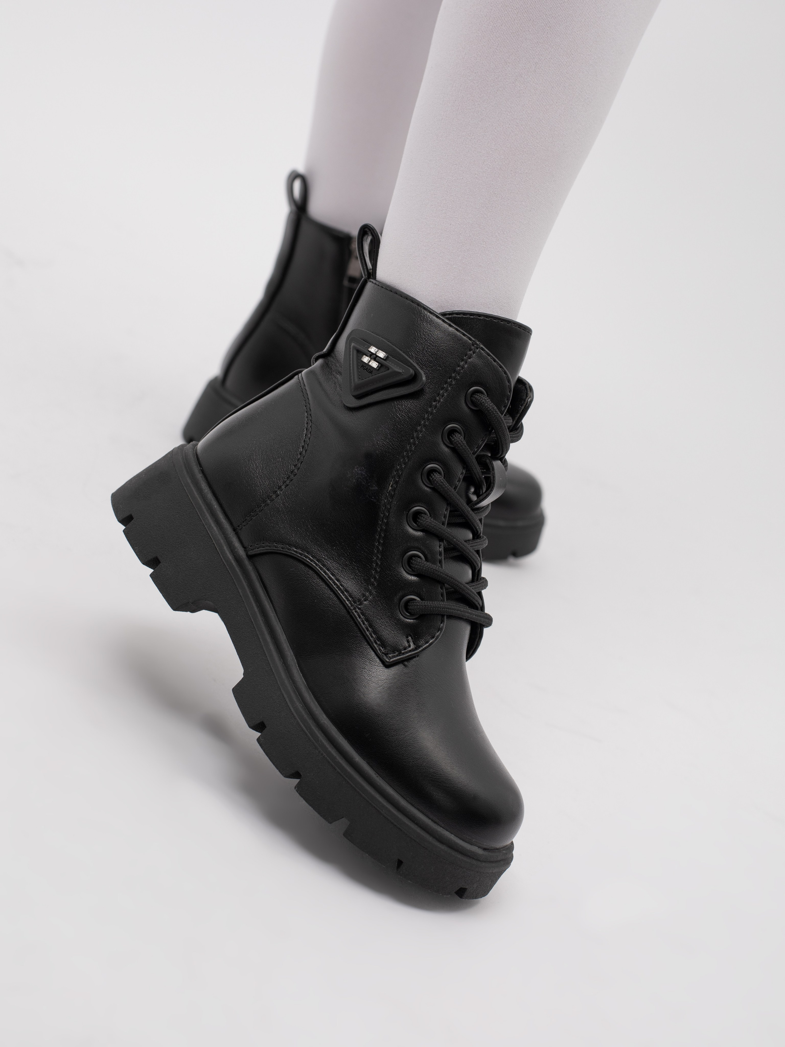 Ботинки для девочки. Фотостудия предметной и модельной съёмки для маркетплейсов