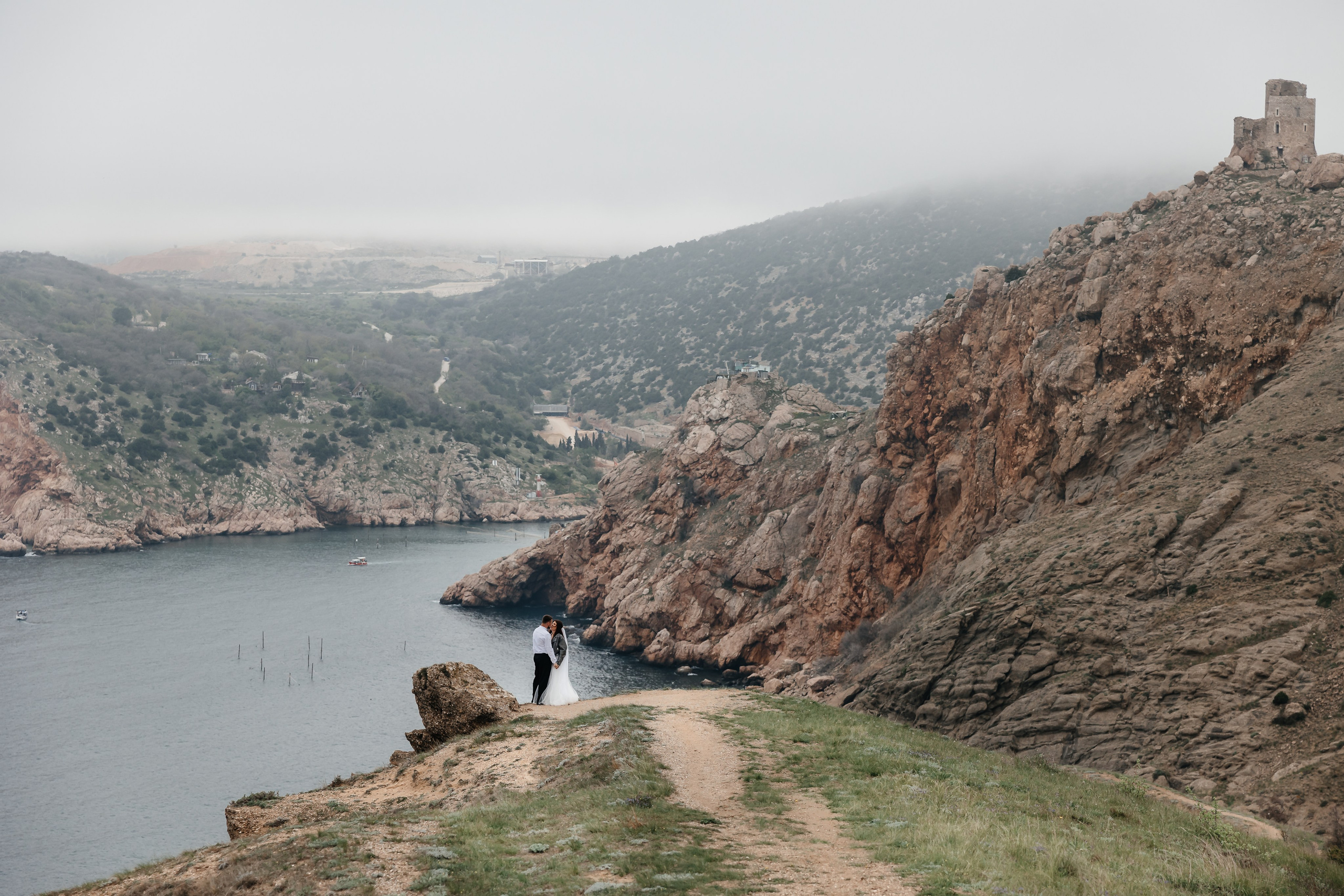 Анонс свадьбы Маргариты и Андрея. Туман на холмах Балаклавы. Свадебный фотограф в Крыму и Севастополе Ольга Баскакова